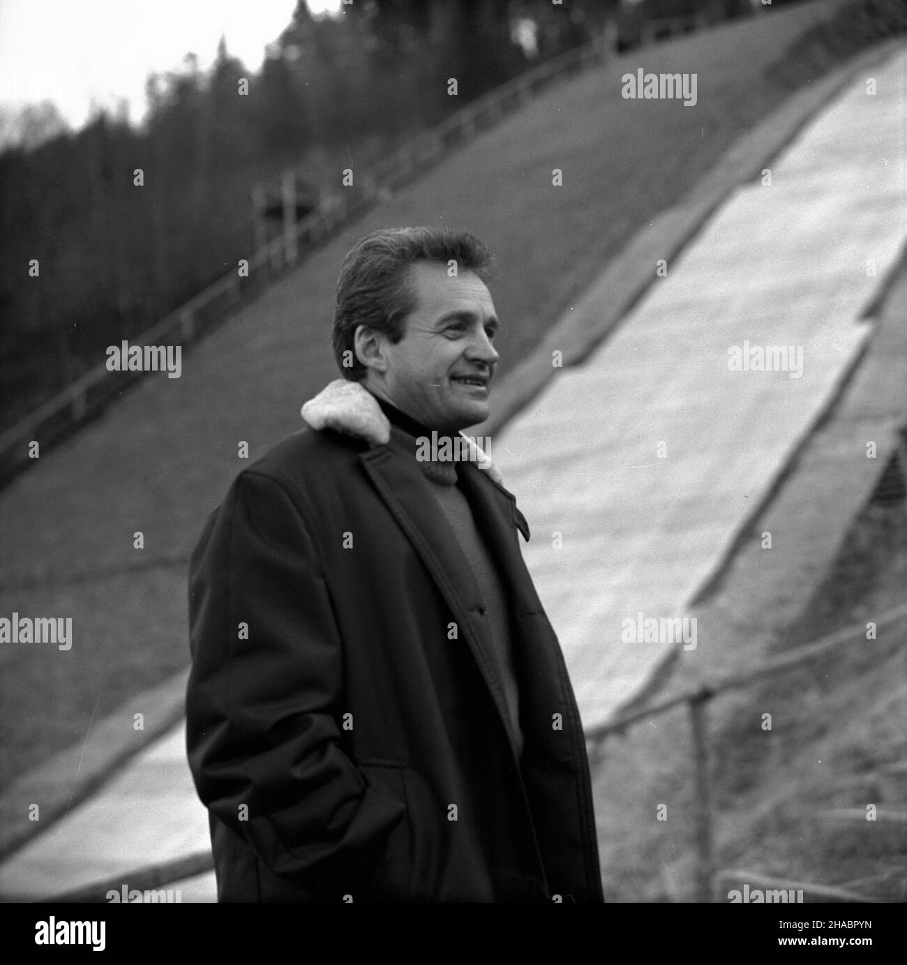 Zakopane, 1969-11. Nz. na tle skoczni narciarskiej. trener reprezentacji Polski w kombinacji norweskiej Tadeusz Kaczmarczyk. kw PAP/Tadeusz Olszewski Dok³adny dzieñ wydarzenia nieustalony. Zakopane, Nov. 1969. Pictured: coach of Poland's team in Nordic combined Tadeusz Kaczmarczyk against the background of a ski jump. kw PAP/Tadeusz Olszewski Stock Photo