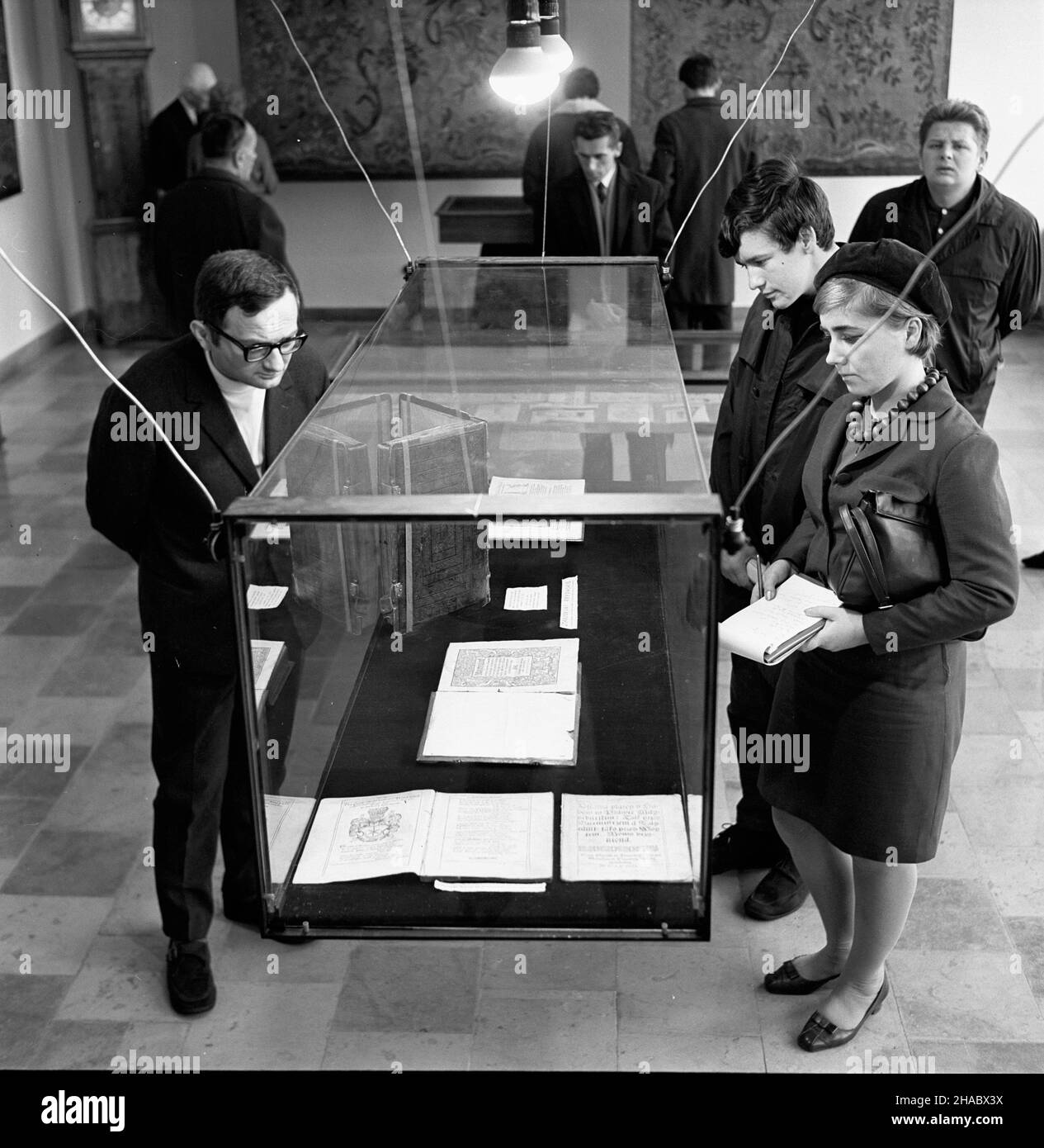 Jêdrzejów, 1969-11-09. W ramach uroczystoœci 400-lecia œmierci Miko³aja Reja w Muzeum Przypkowskich w Jêdrzejowie otwarto nowy pawilon wystawowy. W Nag³owicach odby³a siê sesja popularnonaukowa oraz z³o¿enie kwiatów przed popiersiem Miko³aja Reja. Nz. zwiedzaj¹cy przy gablocie ze starodrukami dzie³ Miko³aja Reja. uu  PAP/W³odzimierz Wawrzynkiewicz      Jedrzejow, Nov. 9, 1969. A new exhibition pavilon was opened in the Przypkowski Museum in Jedrzejow to mark the 400th anniversary of death of Mikolaj Rej. In his hometown of Naglowice a scientific session was organised and flowers were laid at t Stock Photo