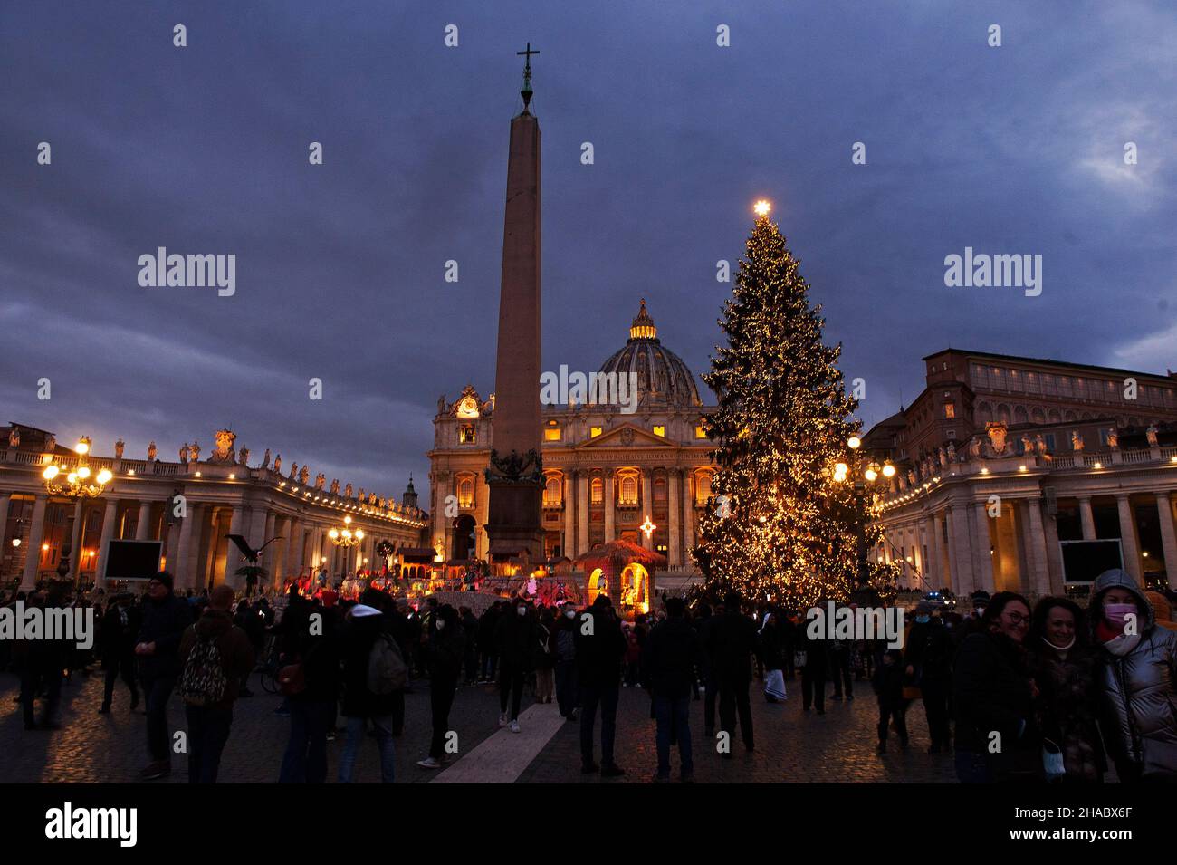 Italy, Rome, Vatican, 2021/12/11. A general view shows The Vatican's Christmas Tree and Nativity Scene at St. Peter's Square at the Vatican Photograph by Alessia Giuliani / Catholic Press Photo RESTRICTED TO EDITORIAL USE - NO MARKETING - NO ADVERTISING CAMPAIGNS. Stock Photo