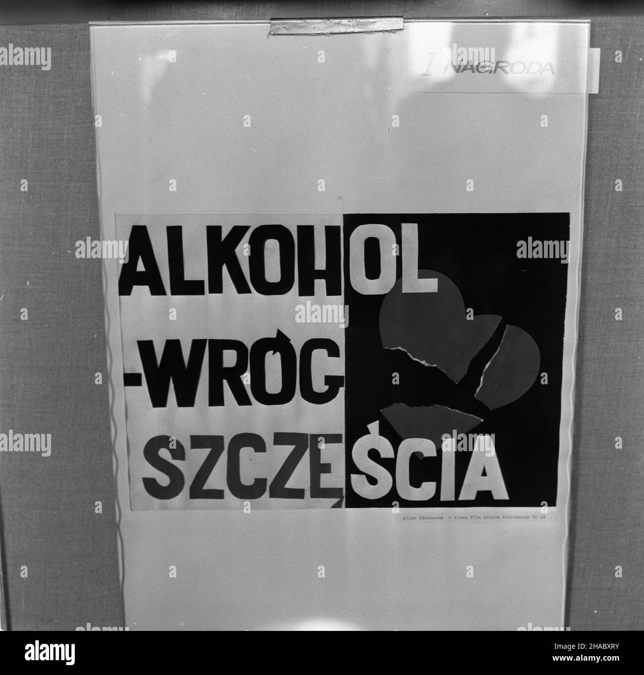 £ódŸ, 1969-11-13. Pokonkursowa wystawa plakatów wykonanych przez uczniów szkó³ z ³ódzkich Ba³ut. Konkurs odbywa³ siê pod has³em: Szklanka mleka. Impreza zosta³a zorganizowana z okazji krajowej narady kierowników oddzia³ów oœwiaty sanitarnej, która odby³a siê w £odzi.  mta  PAP/Witold Rozmys³owicz      Lodz, Nov. 13: An exhibition of posters made by students from Lodz Baluty district schools following a contest held under the slogan: a glass of milk. The event was organised in connection with the national congress of sanitary education department directors held in Lodz.    mta  PAP/Witold Rozmy Stock Photo