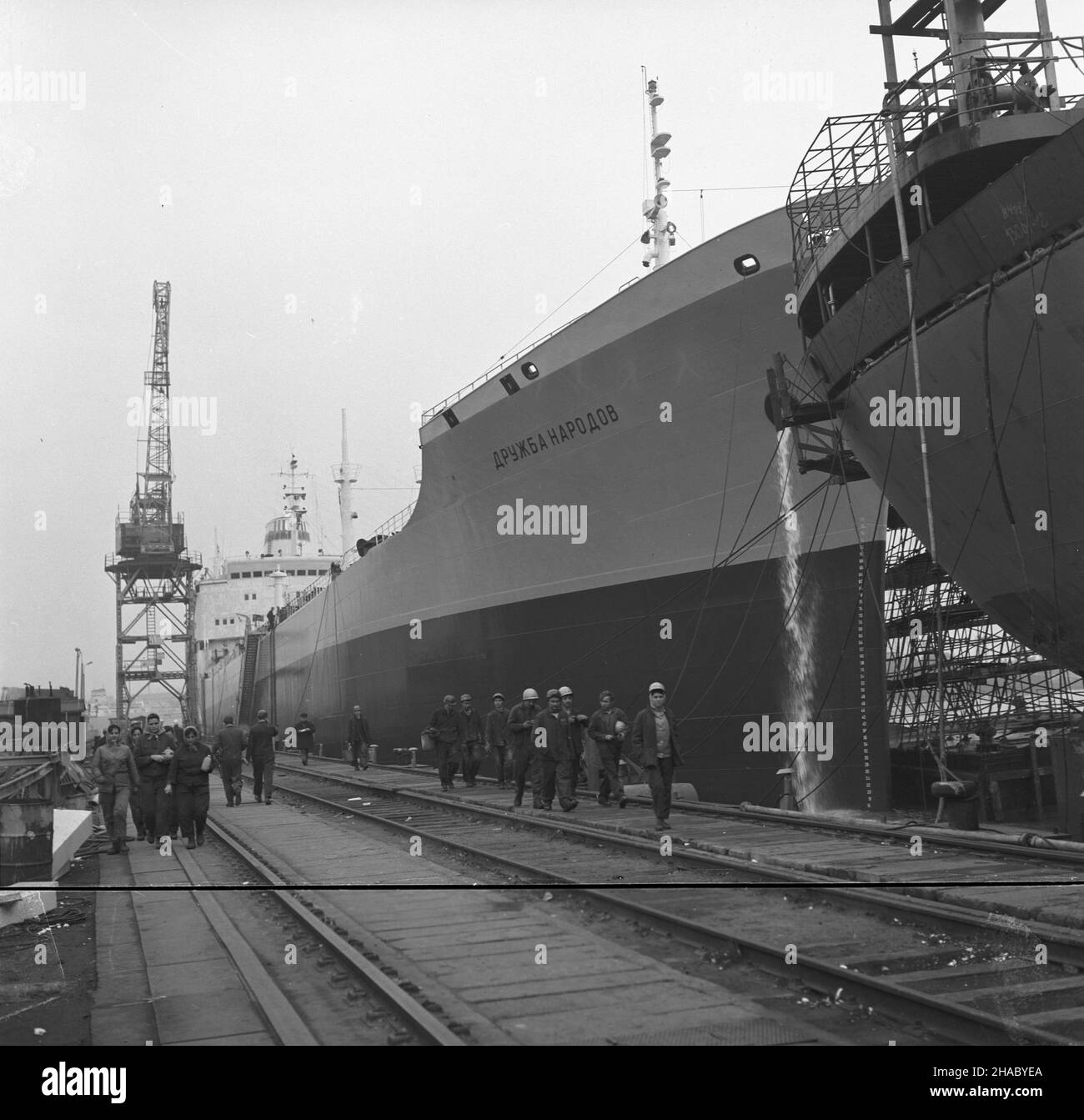 Gdynia, 1969-11-15. W maju 1945 r. rozpoczêto odbudowê przedwojennej Stoczni Gdyñskiej zniszczonej podczas nalotów w 1943 i 1944 r. Otrzyma³a now¹ nazwê: Stocznia im. Komuny Paryskiej. W listopadzie 1969 r. polski przemys³ stoczniowy obchodzi³ 20-lecie eksportu statków do ZSRR. Nz. w g³êbi m/s Dru¿ba Narodów, zbiornikowiec przygotowany dla radzieckiego armatora. Matk¹ chrzestn¹ statku zosta³a Walentyna Tiereszkowa. uu  PAP/Janusz Uklejewski      Gdynia, Nov. 15, 1969. Reconstruction of pre-war Gdynia shipyard destroyed during air raids in 1943 and 1944 staretd on May 1945. The shipyard was ren Stock Photo