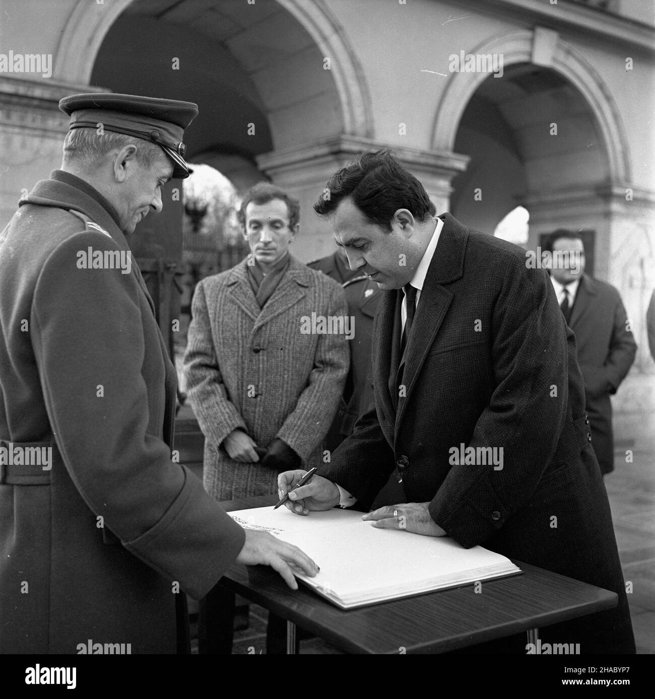 Warszawa, 1969-11-17. Na zaproszenie Komitetu Centralnego Polskiej Zjednoczonej Partii Robotniczej (PZPR), Rady Pañstwa i rz¹du PRL przyby³a do Polski 17 listopada 1969 r. partyjno-rz¹dowa delegacja Arabskiej Republiki Syryjskiej. Delegacji przewodniczy³ sekretarz generalny Partii Socjalistycznego Odrodzenia Arabskiego (BASS) Nureddin Atassi, szef pañstwa i rz¹du syryjskiego. W godzinach przedpo³udniowych N. Atassi (nz. C) z³o¿y³ wieniec na Grobie Nieznanego ¯o³nierza oraz dokona³ wpisu do ksiêgi pami¹tkowej.  uu  PAP/Stanis³aw D¹browiecki      Warsaw, Nov. 17, 1969. The visit of the governmen Stock Photo