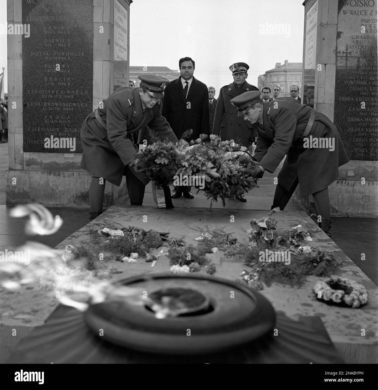 Warszawa, 1969-11-17. Na zaproszenie Komitetu Centralnego Polskiej Zjednoczonej Partii Robotniczej (PZPR), Rady Pañstwa i rz¹du PRL przyby³a do Polski 17 listopada 1969 r. partyjno-rz¹dowa delegacja Arabskiej Republiki Syryjskiej. Delegacji przewodniczy³ sekretarz generalny Partii Socjalistycznego Odrodzenia Arabskiego (BASS) Nureddin Atassi, szef pañstwa i rz¹du syryjskiego. W godzinach przedpo³udniowych N. Atassi (nz. 2L) z³o¿y³ wieniec na Grobie Nieznanego ¯o³nierza oraz dokona³ wpisu do ksiêgi pami¹tkowej.  uu  PAP/Stanis³aw D¹browiecki      Warsaw, Nov. 17, 1969. The visit of the governme Stock Photo