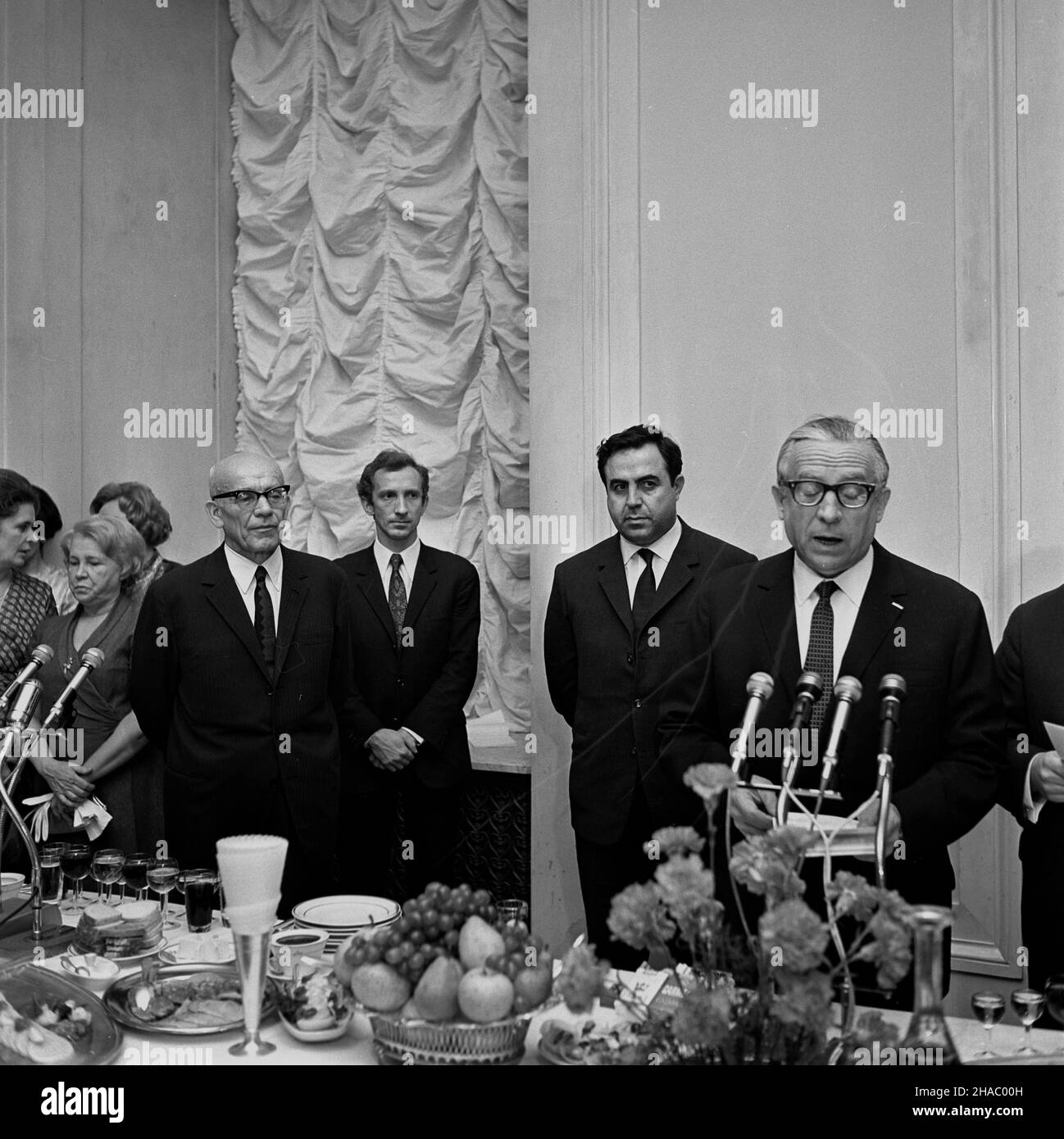Warszawa, 1969-11-17. Na zaproszenie Komitetu Centralnego Polskiej Zjednoczonej Partii Robotniczej (PZPR), Rady Pañstwa i rz¹du PRL przyby³a do Polski 17 listopada 1969 r. partyjno-rz¹dowa delegacja Arabskiej Republiki Syryjskiej. Delegacji przewodniczy³ sekretarz generalny Partii Socjalistycznego Odrodzenia Arabskiego (BASS) Nureddin Atassi, szef pañstwa i rz¹du syryjskiego. Wieczorem w siedzibie Urzêdu Rady Ministrów na czeœæ N. Atassiego zosta³o wydane przyjêcie. Uczestniczyli w nim czo³owi politycy polscy m.in. I sekretarz KC PZPR W³adys³aw Gomu³ka, prezes Rady Ministrów Józef Cyrankiewicz Stock Photo