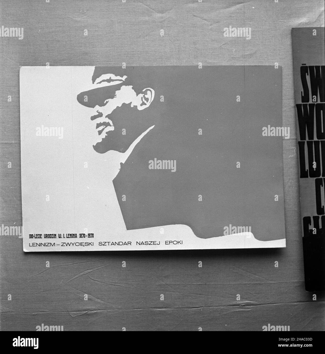 Warszawa, 1969-11-17. W siedzibie Ogólnopolskiego Komietu FJN, odby³a siê uroczystoœæ wrêczenia nagród laureatom konkursu na plakat poœwiêcony setnej rocznicy urodzin W³odzimierza Lenina. Zorganizowany zosta³ przez: OK FJN, Towarzystwo PrzyjaŸni Polsko-Radzieckiej, Zarz¹d G³ówny RSW Prasa, Zwi¹zek Polskich Artystów Plastyków oraz Wydawnictwo Artystyczno-Graficzne, nades³ano nañ 250 prac. Jury pod przewodnictwem Lucjana Motyki ministra Kultury i Sztuki przyzna³o 7 nagród, 6 wyró¿nieñ i 3 wyró¿nienia honorowe. Nz. plakat autorstwa Paw³a Udorowieckiego i Jakuba Erola zwyciêzców konkursu. uu  PAP/ Stock Photo
