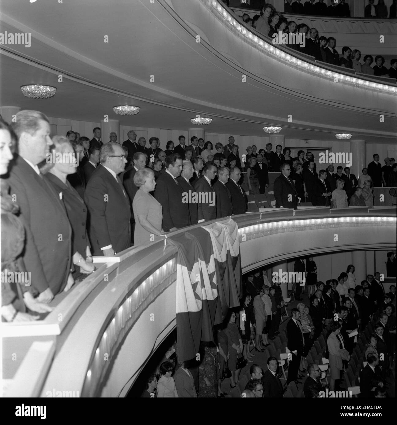 Warszawa, 1969-11-21. Wizyta delegacji partyjno-rz¹dowej Arabskiej Republiki Syryjskiej w Polsce. Delegacja pod przewodnictwem sekretarza generalnego Partii Socjalistycznego Odrodzenia Arabskiego (BASS), szefa pañstwa i rz¹du syryjskiego Nureddina Atassiego przyby³a do Polski na zaproszenie Komitetu Centralnego Polskiej Partii Robotniczej (PZPR), Rady Pañstwa i rz¹du PRL. Nz. delegacja syryjska na czele z N. Atassim (5L) podczas spektaklu w Teatrze Wielkim. Goœciom towarzyszyli m.in. minister kultury i sztuki Lucjan Motyka (L), cz³onek KC i Biura Politycznego KC PZPR Ignacy Loga-Sowiñski (3L), Stock Photo