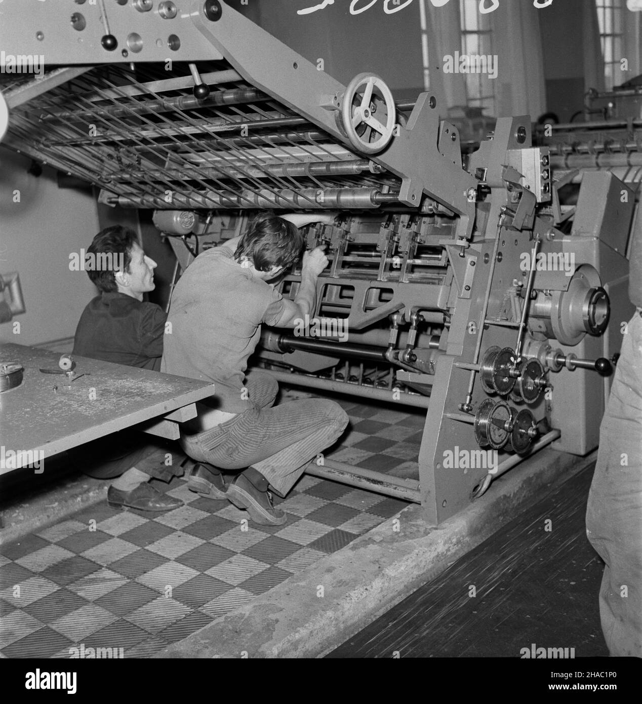 Konstancin-Jeziorna, 1969-11-22. Warszawskie Zak³ady Papiernicze w Jeziornie. Dzia³ produkcji galanterii papierniczej. Nz. monterzy podczas naprawy maszyn introligatorskich.   mta  PAP/Miros³aw Iringh      Konstancin-Jeziorna, November 22, 1969. Warsaw Paper Mill in Jeziorna. Paper goods production department. Pictured: fitters during the repairs of binding machines.  mta  PAP/Miroslaw Iringh Stock Photo