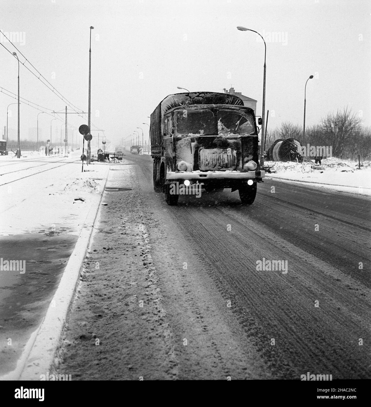 Warszawa, 1969-11-26. Wczesna zima, pierwsze obfite opady œniegu wyst¹pi³y ju¿ 26 listopada, jak zawsze zaskoczy³a drogowców. W stolicy wyst¹pi³y powa¿ne utrudnienia w ruchu drogowym. Nz. ciê¿arówka na nieodœnie¿onej jezdni. uu  PAP/Stanis³aw D¹browiecki    Warsaw, Nov. 26, 1969. The first big snowfall on November 26 caused serious communication problems. Pictured: a lorry on a road where snow was not removed.  uu  PAP/Stanislaw Dabrowiecki Stock Photo