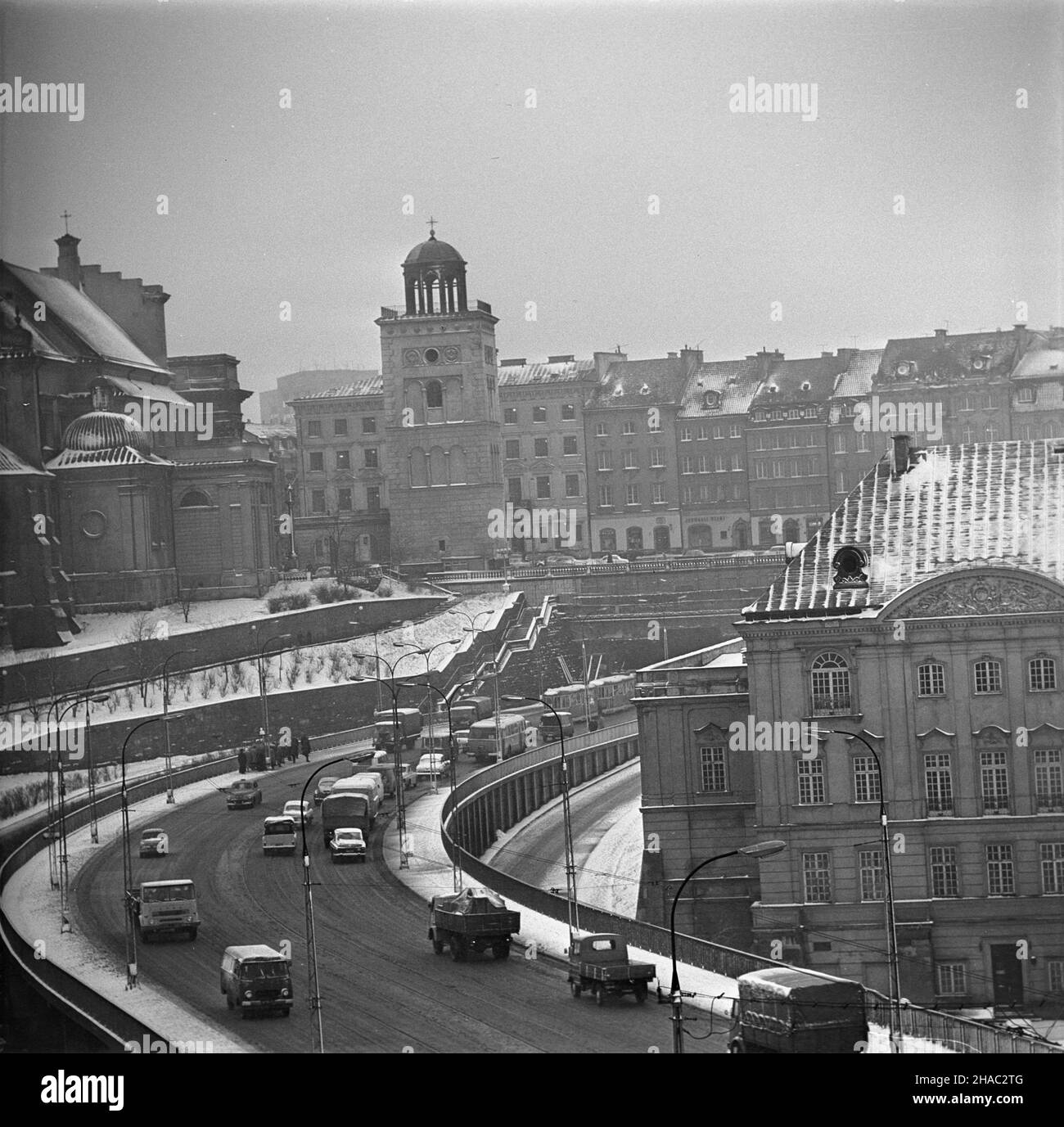 Warszawa, 1969-11-26. Trasa W-Z (Trasa Wschód-Zachód),  budowa rozpoczê³a siê w 1947 r., uroczyste oddanie nast¹pi³o 22 lipca 1949 r. w pi¹t¹ rocznicê uchwalenia manifestu PKWN. Arteria ³¹czy Œródmieœcie z Prag¹ Pó³noc, jej d³ugoœæ wynosi 6.7 km. Nz. odcinek Nowego Zjazdu. Koœció³ akademicki Œw. Anny (nz. L) przy ul. Krakowskie Przedmieœcie 68, ufundowany przez ksiê¿nê Annê Mazowieck¹ w 1454 r. dla zakonu bernardynów. Œwi¹tynia pocz¹tkowo zbudowana w stylu gotyckim z dobudowan¹ renesansow¹ dzwonnic¹ z XVII, nastêpnie w stylu barokowym. Ostatecznie koœció³ zosta³ przebudowany w XVIII w. wtedy f Stock Photo