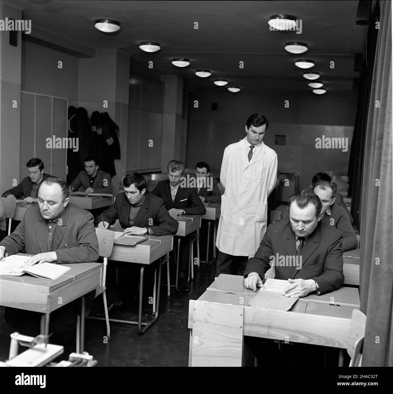 Kraków, 1969-11-27. Przyzak³adowa pracownia badañ psychomotorycznych w Hucie im. Lenina w Nowej Hucie. Nz. nabór pracowników do kombinatu.      mta  PAP/Zbigniew Staszyszyn      Cracow, November 27, 1969. The laboratory of psychomotoric examination at Lenin Steelworks in Nowa Huta. Pictured: plant employee recruitment.  mta  PAP/Zbigniew Staszyszyn Stock Photo