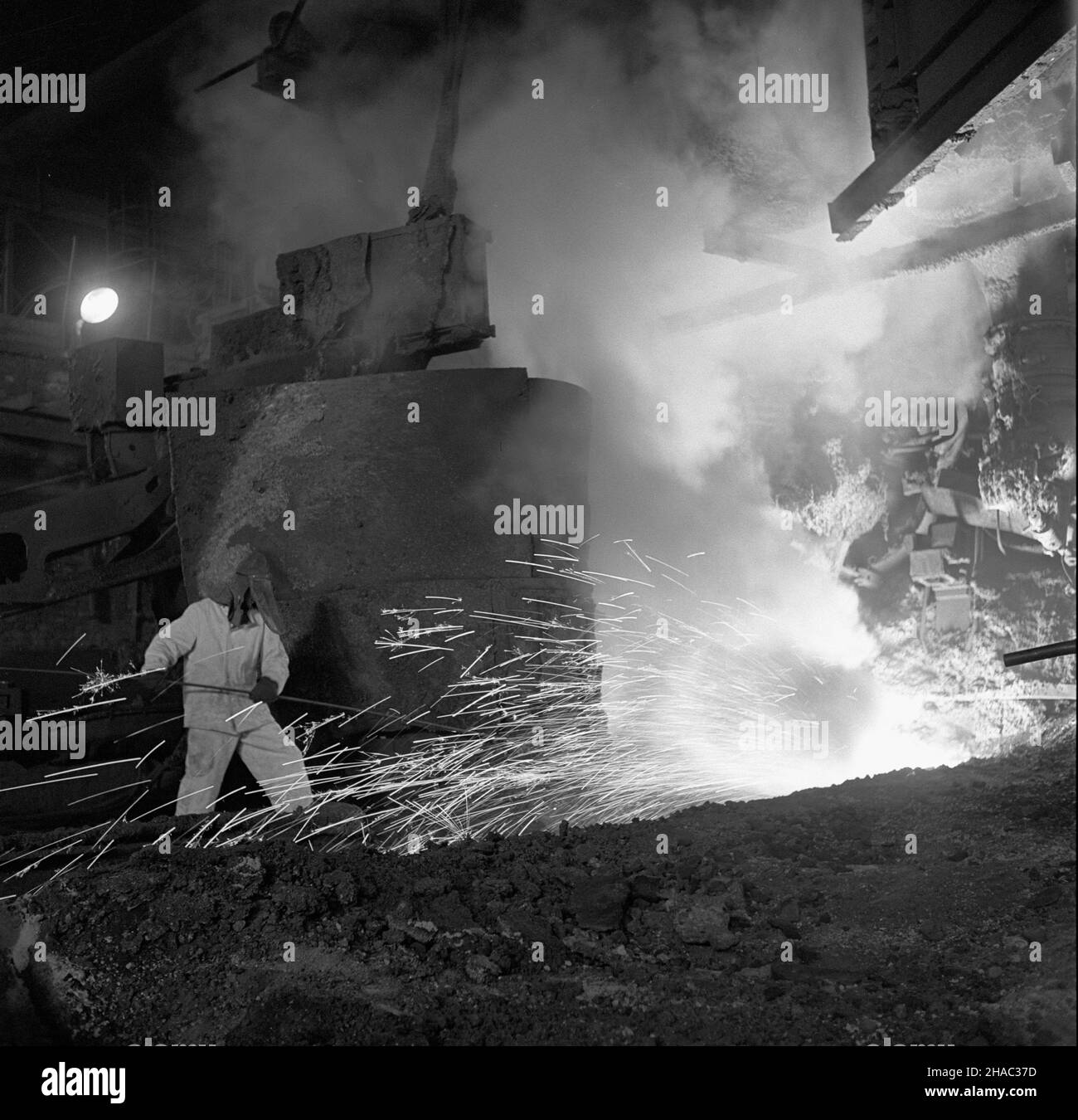 Kraków, 1969-11-27. Huta im. Lenina w Nowej Hucie. Wydzia³ wielkich pieców. Nz. spust surówki ¿elaznej z wielkiego pieca.  mta  PAP/Zbigniew Staszyszyn      Cracow, Nov. 27, 1969. Lenin steelworks in Nowa Huta district. Blast furnace department. Pictured: pig iron pouring out of the blast furnace.  mta  PAP/Zbigniew Staszyszyn Stock Photo