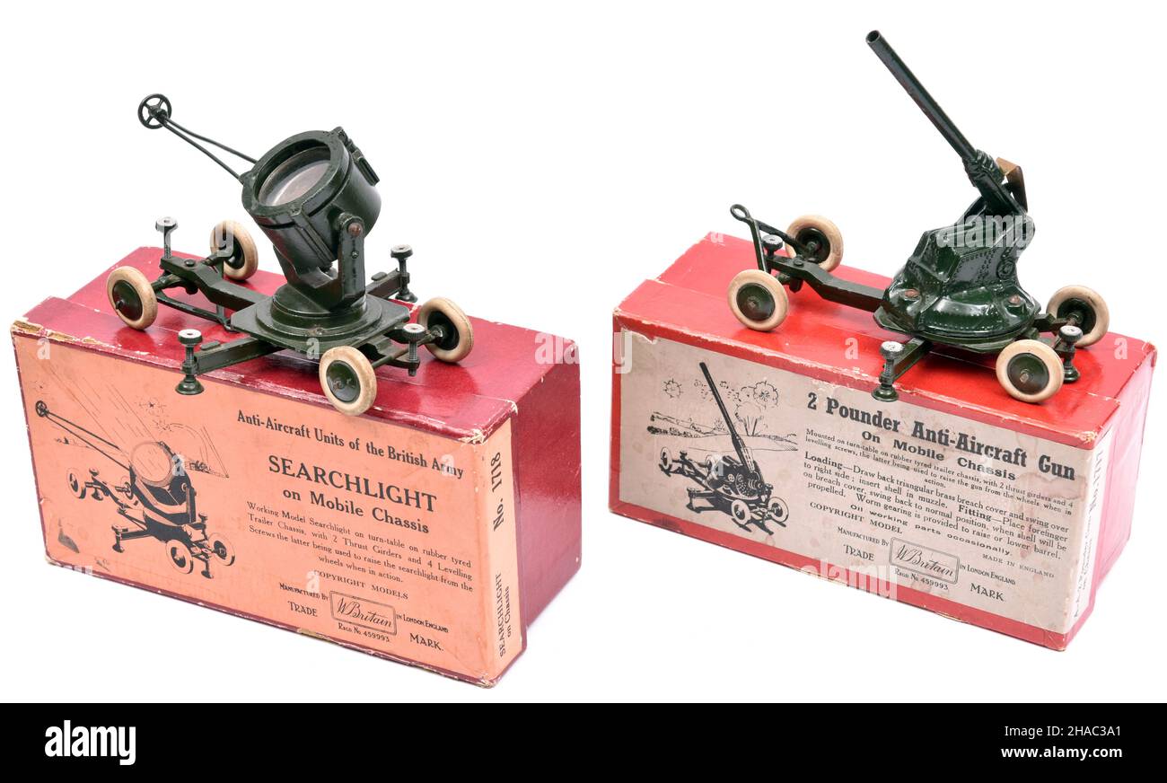 W Britain childrens searchlight and anti-aircraft 2 pounder gun toy set Stock Photo