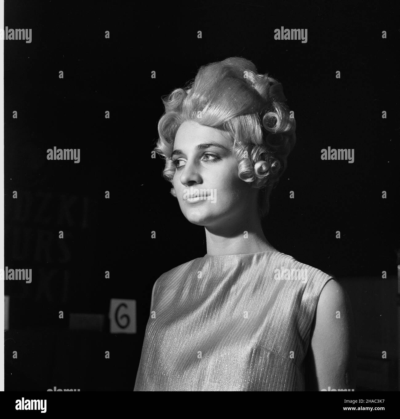 Bia³ystok, 1969-11-28. Wojewódzki Konkurs Fryzjerski  zorganizowany przez Wojewódzk¹ Izbê Rzemieœlnicz¹. Nz.  konkursowy kok. mb  PAP/Roman Sieñko      Bialystok, Nov. 28, 1969. A provincial Hairstylist Competition organized by the Provincial Craftsman Chamber. Pictured: a competition hairdo.  mb  PAP/Roman Sienko Stock Photo