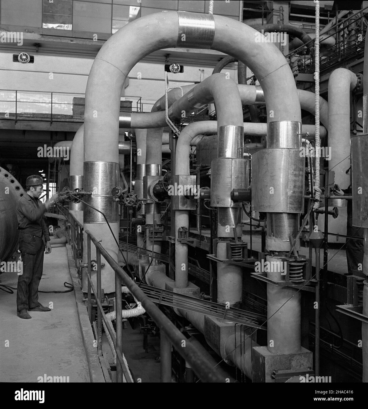 P¹tnów, 1969-12. 13 XII 1969 r. zakoñczy³ siê pierwszy etap budowy elektrowni P¹tnów. Sta³a siê ona drug¹ co do wielkoœci, po Turowie, elektrowni¹ w kraju. Nz. robotnik w hali turbin. pw  PAP/Zbigniew Staszyszyn    Dok³adny dzieñ wydarzenia nieustalony.      Patnow, Dec. 1969. The first stage of the construction of Patnow power station ended on Dec. 13, 1969. It was the second largest, after Turow, power station in Poland. Pictured: a worker in the turbine shop.  pw  PAP/Zbigniew Staszyszyn Stock Photo