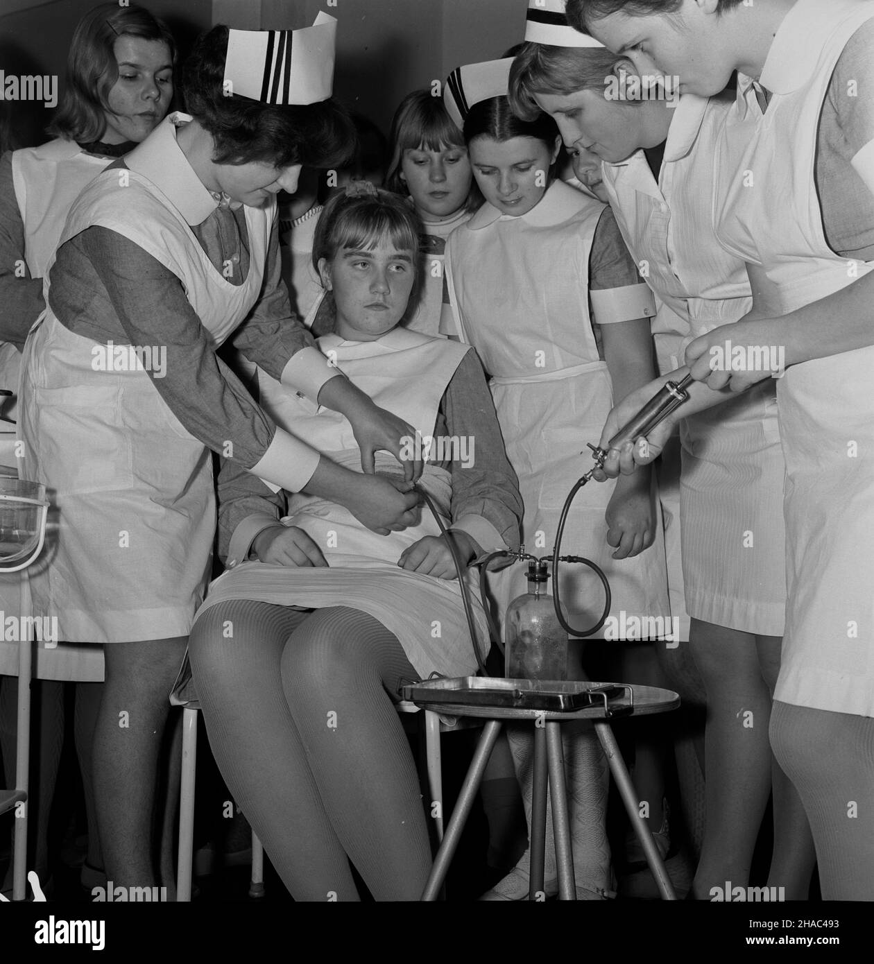 Szczecinek, 1969-12. Liceum Medyczne Pielêgniarstwa. Nz. klasa V podczas zajêæ z pielêgniarstwa (punkcja jamy brzusznej) pod opiek¹ Antoniny Zasul. kw  PAP/Stefan Kraszewski  Dok³adny dzieñ wydarzenia nieustalony.      Szczecinek, Dec. 1969. Secondary School for Nurses. Pictured: students during a class supervised by Anotnina Zasul.  kw  PAP/Stefan Kraszewski Stock Photo
