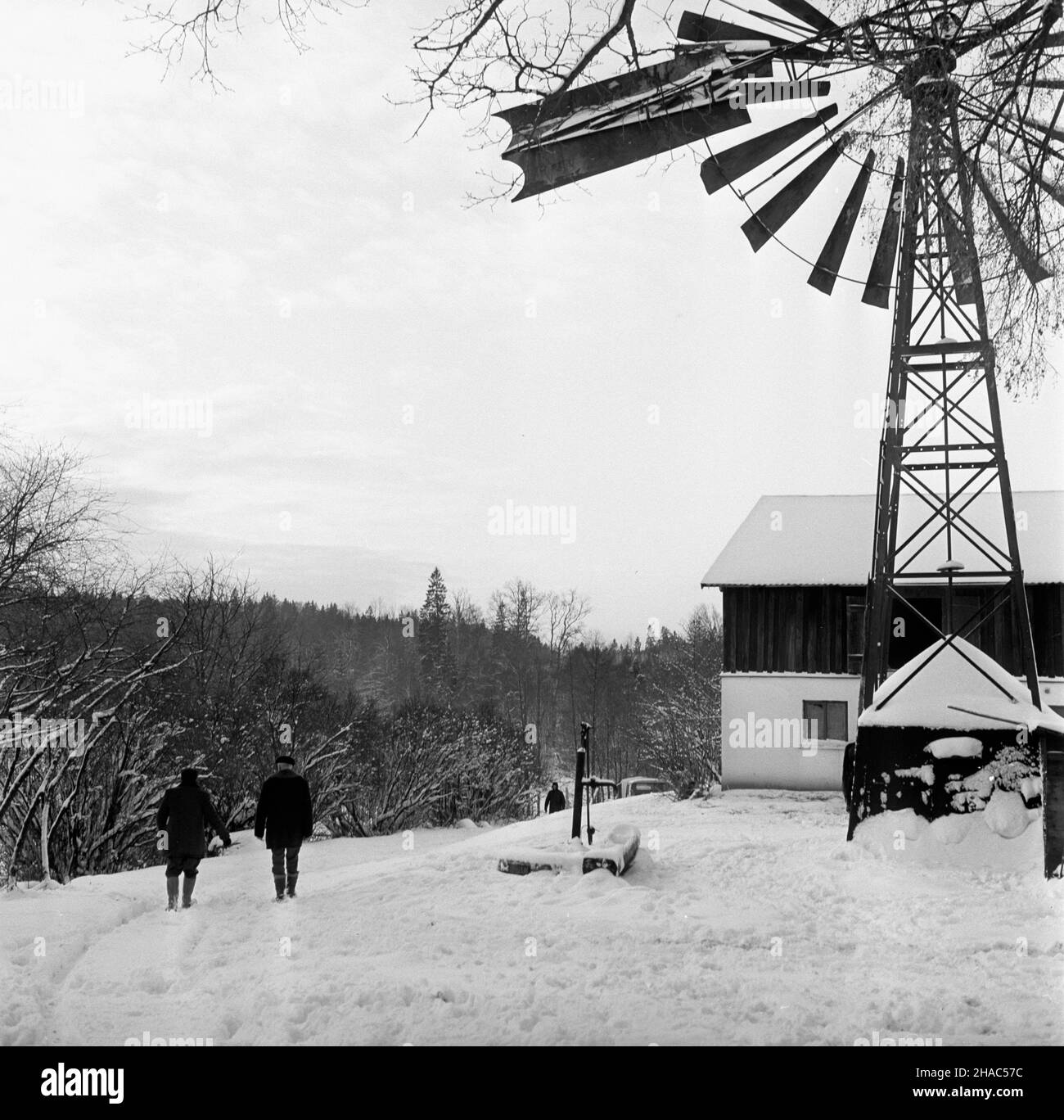 Gi¿ycko, 1969-12. Nz. fragment wiatraka. kw  PAP/Stanis³aw Moroz  Dok³adny dzieñ wydarzenia nieustalony.      Gizycko, Dec. 1969. Pictured: a fragment of a wind-mill.  kw  PAP/Stanis³aw Moroz Stock Photo