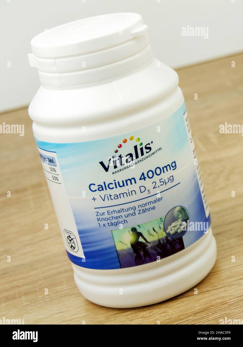 Calcium Tabletten Nahrungsergänzung und Verpackung Vitalis Stock Photo