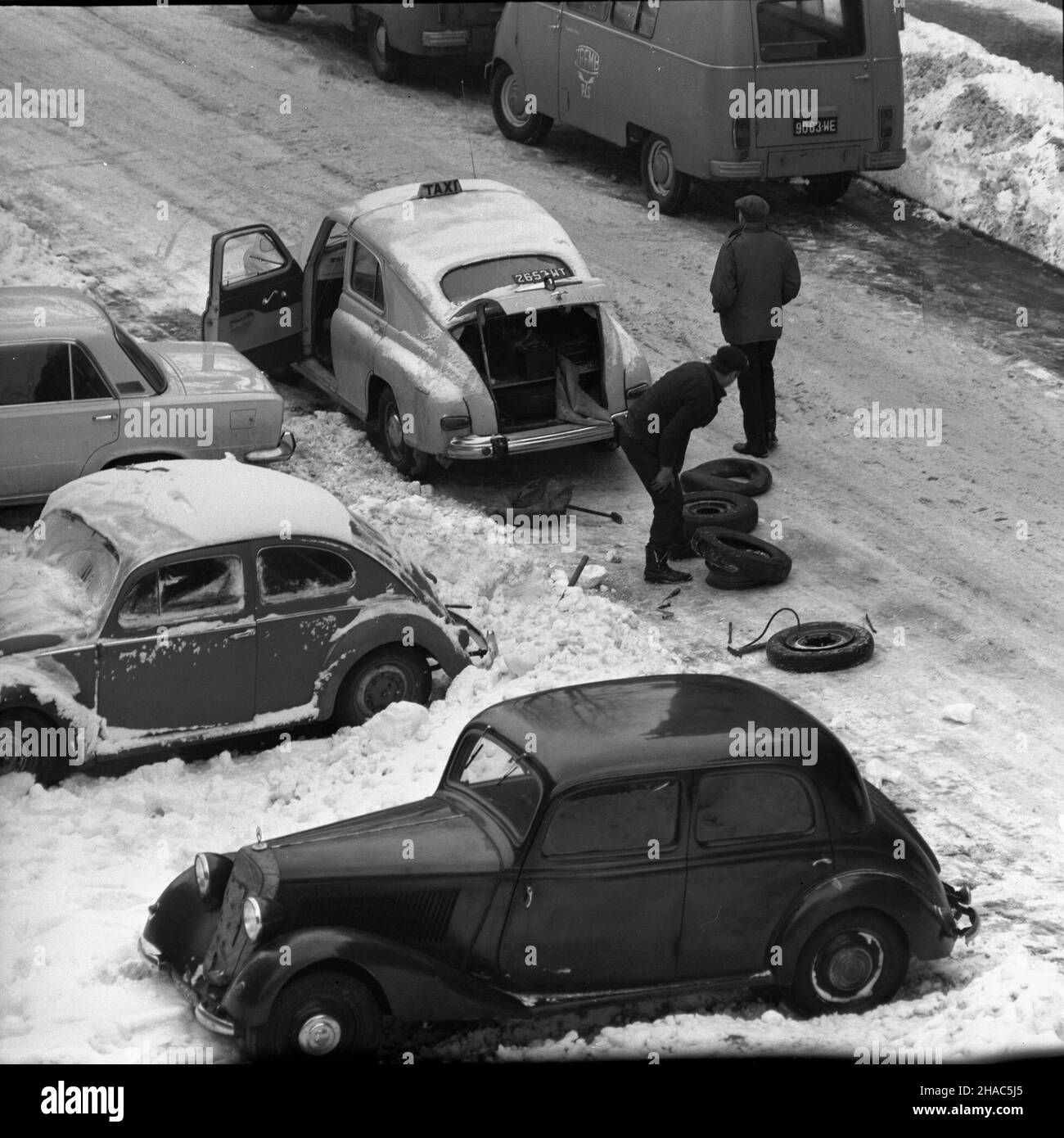 Warszawa, 1969-12. Ulice Warszawy zim¹. kw  PAP/Adam Urbanek  Dok³adny dzieñ wydarzenia nieustalony.      Warsaw, Dec. 1969. Warsaw streets in winter.  kw  PAP/Adam Urbanek Stock Photo
