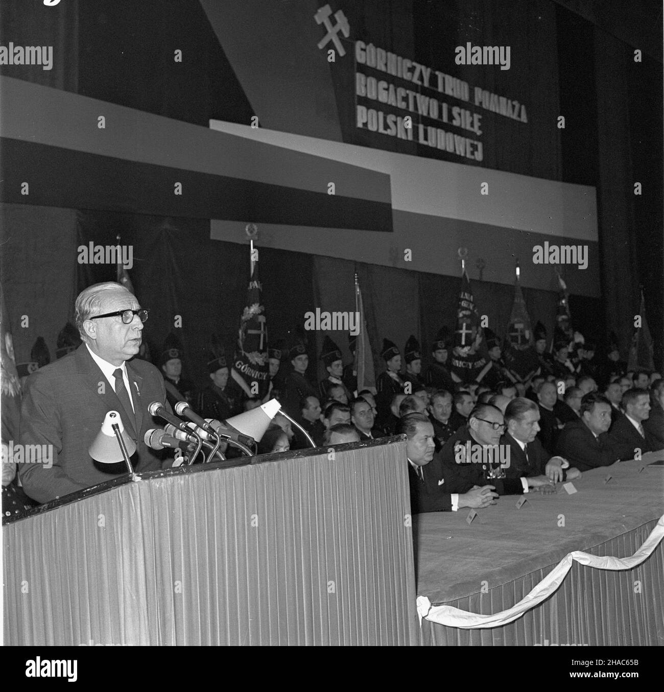 Zabrze, 1969-12-03. W Domu Muzyki i Tañca odby³y siê centralne uroczystoœci z okazji Barbórki. Przybyli na nie przedstawiciele w³adz partyjnych i pañstwowych oraz górnicy. Nz. przemawia Marian Spychalski, przewodnicz¹cy Rady Pañstwa, marsza³ek Polski. Z ty³u widoczny napis: Górniczy trud pomna¿a bogactwo i si³ê Polski Ludowej. pw  PAP/Stanis³aw Jakubowski      Zabrze, Dec. 3, 1969. Central Miner Day ceremonies were held in Music and Dance Club. In attendance were senior party and state officials and miners. Pictured: Poland's marshal and head of the Council of State Marian Spychalski speaking. Stock Photo