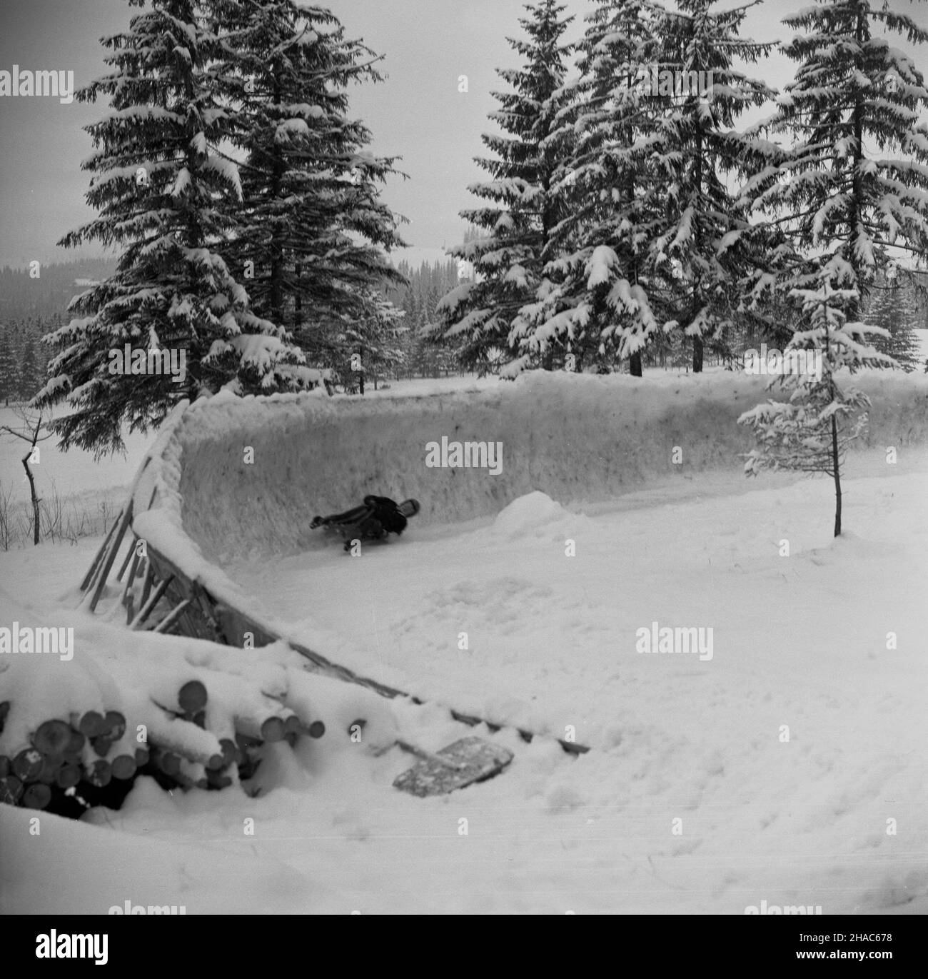 Zakopane, 1969-12-03. Od 2 XII 1969 r. kadra polskich saneczkarzy (seniorów i juniorów), pod kierunkiem Ryszarda Gurbowicza, trenowa³a na sztucznym torze, usypanym przez samych zawodników pod Krokwi¹. Nz. œlizg zawodnika na torze. pw PAP/Tadeusz Olszewski Zakopane, Dec. 3, 1969. Since Dec. 2, 1969 the Polish luger teams, both senior and junior, did exercises under the direction of Ryszard Gurbowicz on the artificial luge track made by the competitors near the Krokwia jump. Pictured: a luger during the training. pw PAP/Tadeusz Olszewski Stock Photo