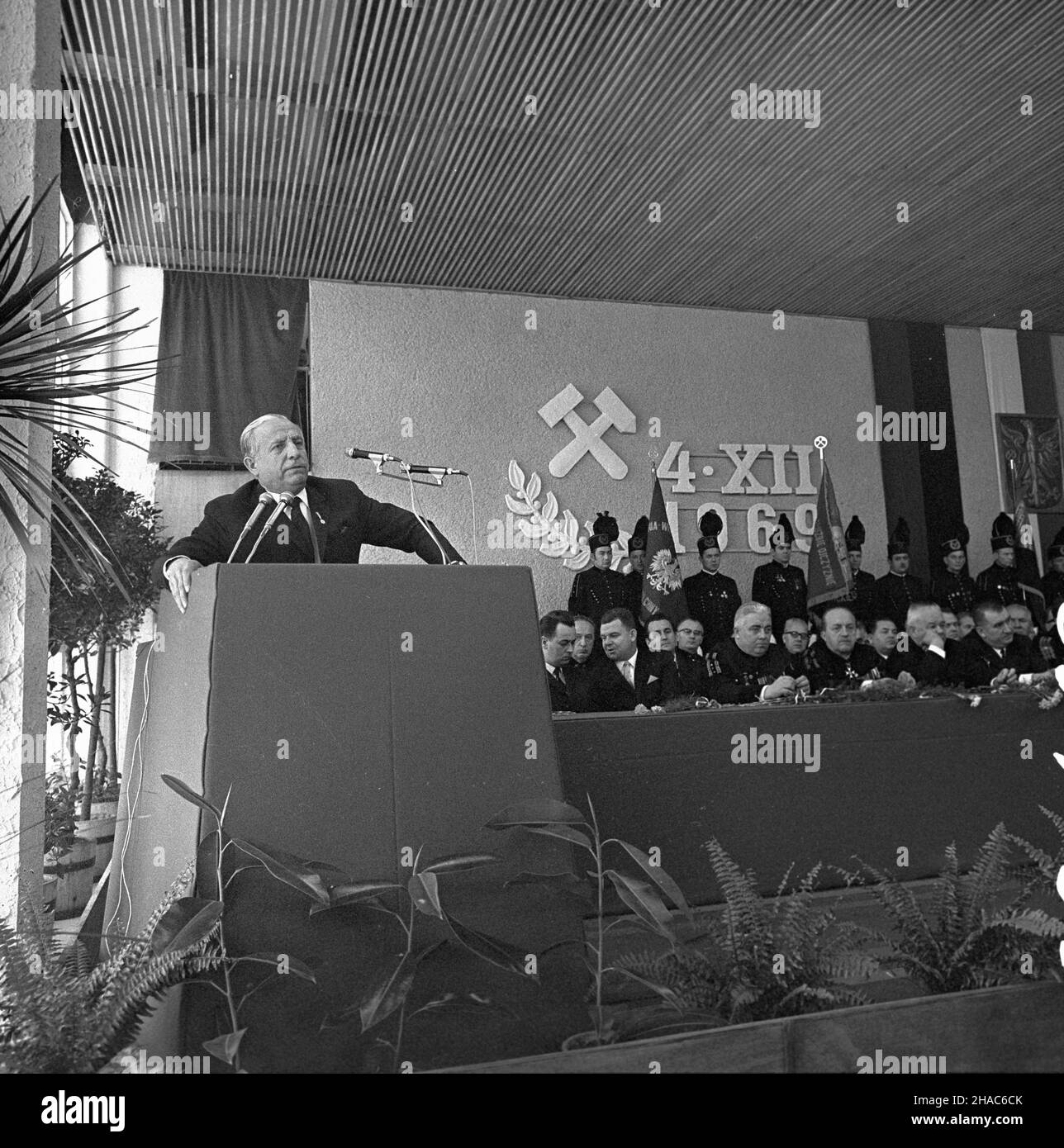 Jastrzêbie Zdrój, 1969-12-04. 4 grudnia 1969 roku, podczas trwania górniczego œwiêta - Barbórki, na terenie Rybnickiego Okrêgu Wêglowego (ROW) rozpoczê³a dzia³alnoœæ Kopalnia Wêgla Kamiennego Zofiówka. Nz. przemawia przewodnicz¹cy Rady Pañstwa, marsza³ek Polski Marian Spychalski. W prezydium m.in.: sekretarz Komitetu Wojewódzkiego w Katowicach Zdzis³aw Grudzieñ (1P), dyrektor kopalni mgr in¿. W³odzimierz Ostaszewski (4P). ad  PAP/Stanis³aw Jakubowski      Jastrzebie Zdroj, Dec. 4, 1969. On Dec. 4, 1969, during the miner's feast, Zofiowka Coalmine starts to work in Rybnik Coal Area. Pictured: C Stock Photo