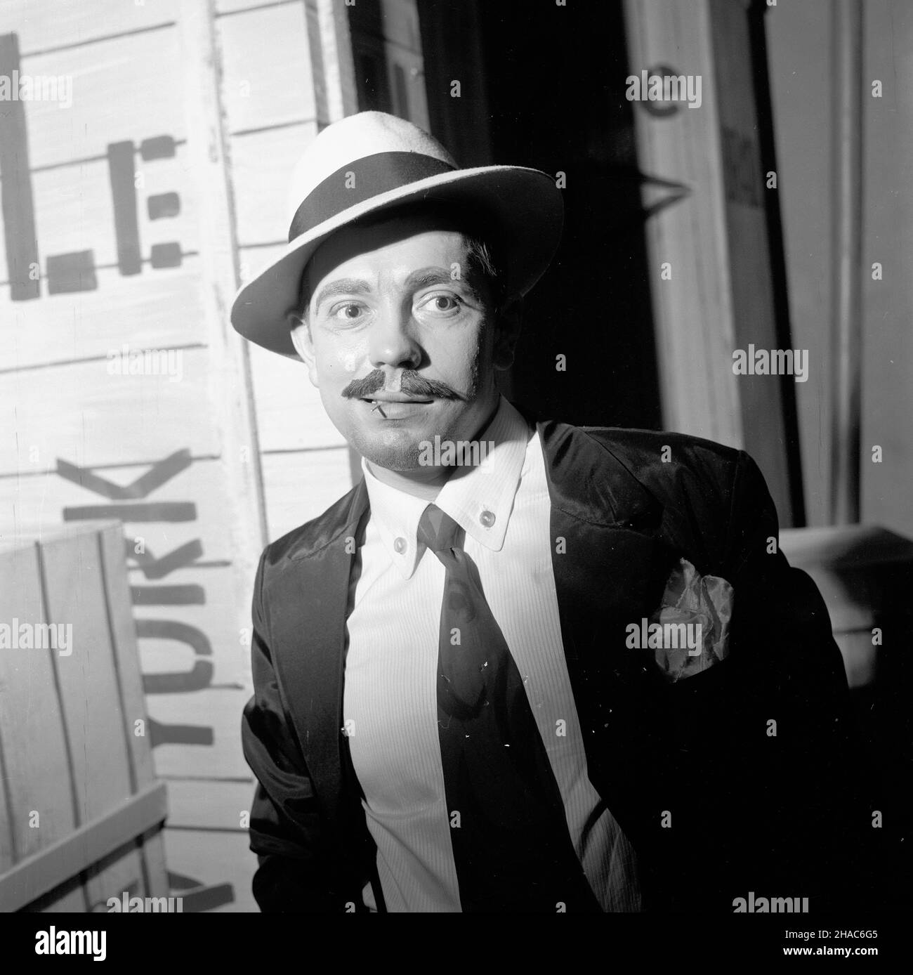 Gdynia, 1969-12-04. W Teatrze Muzycznym odby³a siê premiera widowiska wokalno-muzycznego Noc w San Francisco Guido Masanetza z librettem Otto Schneidereita. Re¿yserem spektaklu by³ Jan Bo³gaty, scenografem Stanis³aw B¹kowski, a kierownictwo muzyczne sprawowa³ Wies³aw Suchoples. Nz. Adam Kopciuszewski podczas próby przed premier¹ widowiska. mta PAP/Janusz Uklejewski Gdynia, Dec. 4, 1969. The Music Theatre staged the premiere of a musical Night in San Francisko by Guido Masanetz and libretto by Otto Schneidereit. The performance was directed by Jan Bolgaty, stage design was created by Stan Stock Photo