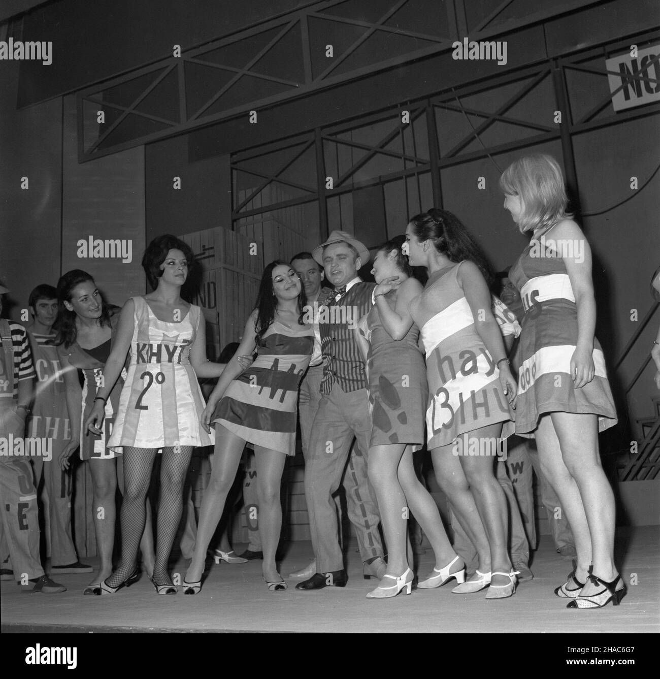Gdynia, 1969-12-04. W Teatrze Muzycznym odby³a siê premiera widowiska wokalno-muzycznego Noc w San Francisco Guido Masanetza z librettem Otto Schneidereita. Re¿yserem spektaklu by³ Jan Bo³gaty, scenografem Stanis³aw B¹kowski, a kierownictwo muzyczne sprawowa³ Wies³aw Suchoples. Nz. aktorzy: Józef Muszyñski (4P) wraz z zespo³em baletowym podczas próby przed premier¹ widowiska. mta PAP/Janusz Uklejewski Gdynia, Dec. 4, 1969. The Music Theatre staged the premiere of a musical Night in San Francisko by Guido Masanetz and libretto by Otto Schneidereit. The performance was directed by Jan Bolg Stock Photo