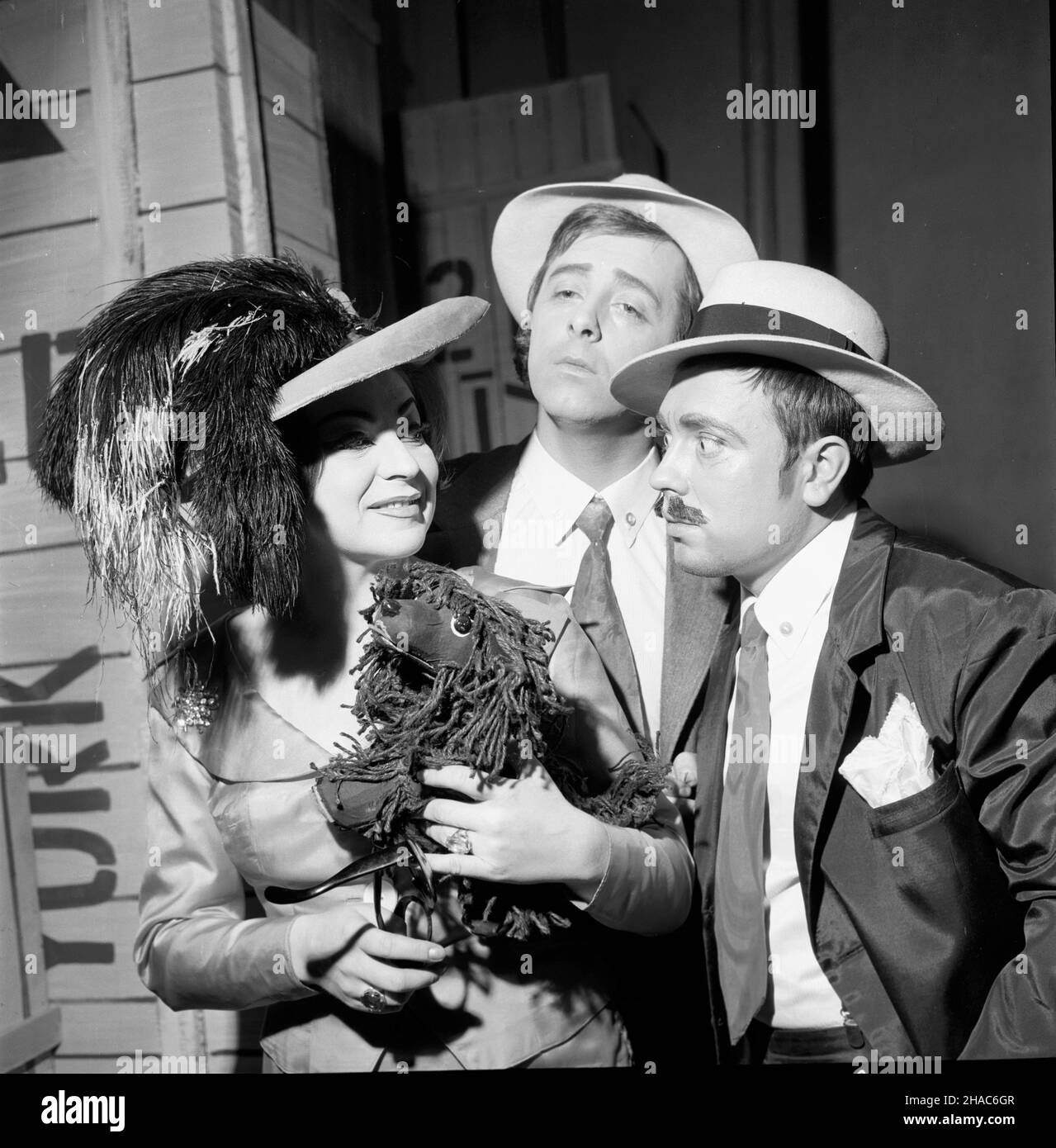 Gdynia, 1969-12-04. W Teatrze Muzycznym odby³a siê premiera widowiska wokalno-muzycznego Noc w San Francisco Guido Masanetza z librettem Otto Schneidereita. Re¿yserem spektaklu by³ Jan Bo³gaty, scenografem Stanis³aw B¹kowski, a kierownictwo muzyczne sprawowa³ Wies³aw Suchoples. Nz. Adam Kopciuszewski (P), Elwira Remfeld i Marian Rajski (w œrodku) podczas próby przed premier¹ widowiska. mta PAP/Janusz Uklejewski Gdynia, Dec. 4, 1969. The Music Theatre staged the premiere of a musical Night in San Francisko by Guido Masanetz and libretto by Otto Schneidereit. The performance was directed b Stock Photo