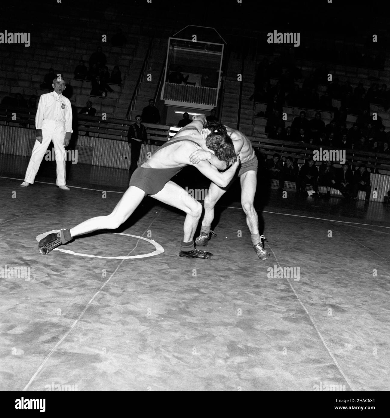 Katowice, 1969-12-06. XIV Miêdzynarodowy Turniej Zapaœniczy o memoria³ Paw³a Jasiñskiego odbywaj¹cy siê w dniach 6 - 7 grudnia 1969 r. w hali sportowej huty Baildom. Nz. walcz¹ Janos Szynoi z wêgierskiego Ferencvaros i Edward Lubañski z GKS Katowice. mb PAP/Kazimierz Seko Katowice, Dec. 6, 1969. The 14th International Wrestling Tournament for the Pawel Jasinski Memorial held at the Baildon steel-works sports hall in December 6 and 7, 1969. Pictured: Janos Szynoi from Hungarian Ferencvaros and Edward Lubanski from GKS Katowice. mb PAP/Kazimierz Seko Stock Photo