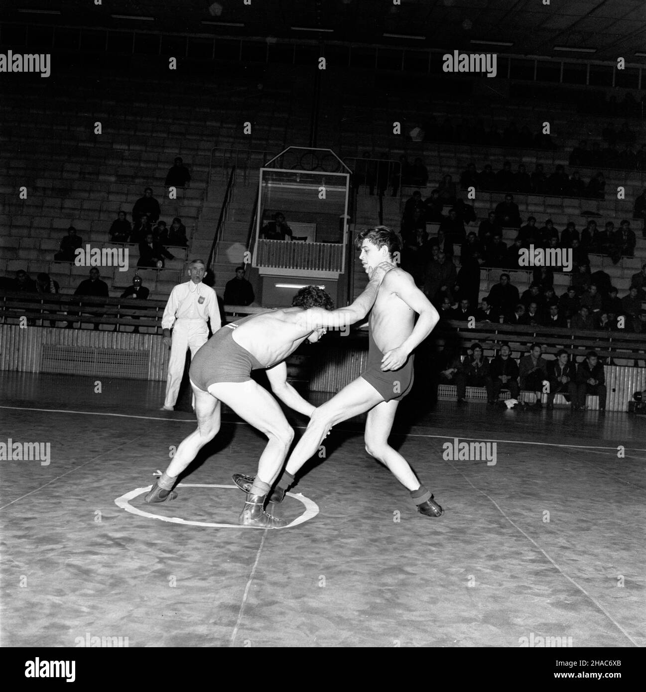 Katowice, 1969-12-06. XIV Miêdzynarodowy Turniej Zapaœniczy o memoria³ Paw³a Jasiñskiego odbywaj¹cy siê w dniach 6 - 7 grudnia 1969 r. w hali sportowej huty Baildom w Katowicach. Nz. walcz¹ Janos Szynoi z wêgierskiego Ferencvaros i Edward Lubañski z GKS Katowice. mb PAP/Kazimierz Seko Katowice, Dec. 6, 1969. The 14th International Wrestling Tournament for the Pawel Jasinski Memorial held at the Baildon steel-works sports hall in December 6 and 7, 1969. Pictured: Janos Szynoi from Hungarian Ferencvaros and Edward Lubanski from GKS Katowice. mb PAP/Kazimierz Seko Stock Photo