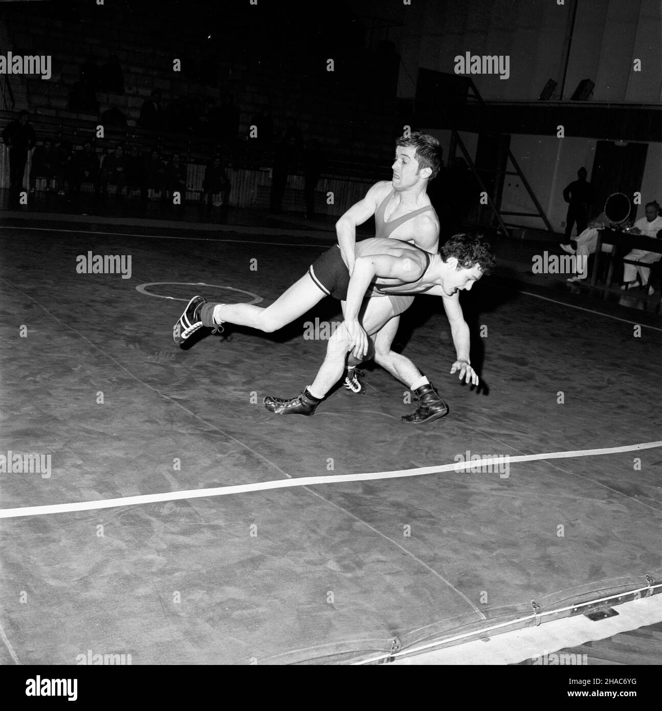 Katowice, 1969-12-06. XIV Miêdzynarodowy Turniej Zapaœniczy o memoria³ Paw³a Jasiñskiego odbywaj¹cy siê w dniach 6 - 7 grudnia 1969 r. w hali sportowej huty Baildom. Nz. walcz¹ Jiri Kursa z Banik Ostrava i Bernard Szczepañski z GKS Katowice. mb PAP/Kazimierz Seko Katowice, Dec. 6, 1969. The 14th International Wrestling Tournament for the Pawel Jasinski Memorial held at the Baildon steel-works sports hall in December 6 and 7, 1969. Pictured: Jiri Kursa from Banik Ostrava and Bernard Szczepanski from GKS Katowice. mb PAP/Kazimierz Seko Stock Photo