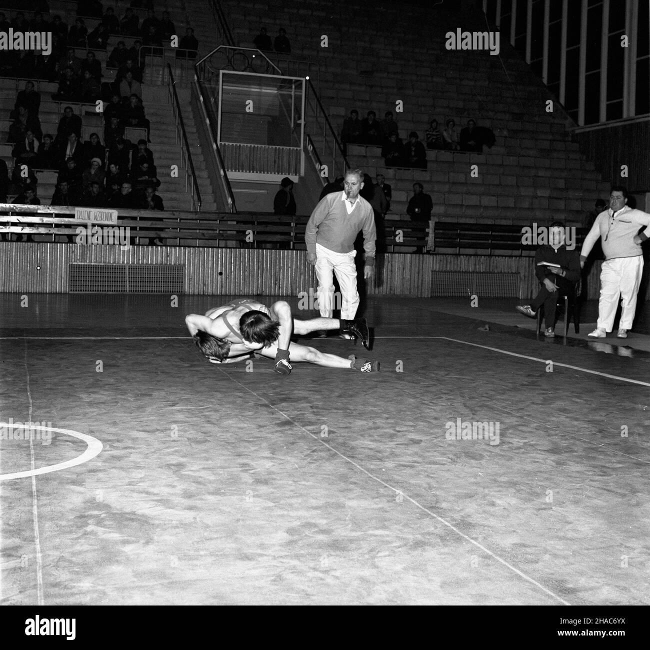 Katowice, 1969-12-06. XIV Miêdzynarodowy Turniej Zapaœniczy o memoria³ Paw³a Jasiñskiego odbywaj¹cy siê w dniach 6 - 7 grudnia 1969 r. w hali sportowej huty Baildom. Nz. walcz¹ Jakel Falke z NRD i Ryszard Grzegorzewski z GKS Podlasie. mb PAP/Kazimierz Seko Katowice, Dec. 6, 1969. The 14th International Wrestling Tournament for the Pawel Jasinski Memorial held at the Baildon steel-works sports hall in December 6 and 7, 1969. Pictured: Jakel Falke of the GDR and Ryszard Grzegorzewski of GKS Podlasie. mb PAP/Kazimierz Seko Stock Photo