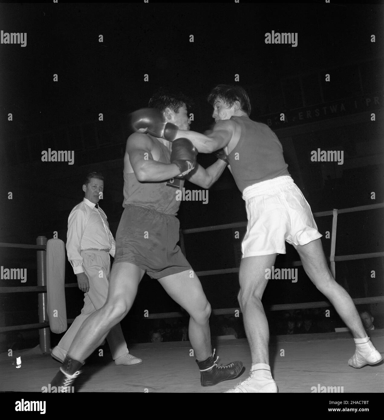 £ódŸ, 1969-12-09. W dniach 8 - 14 grudnia w Pa³acu Sportowym odby³ siê V Turniej Nadziei Olimpijskich w boksie. Startowa³y 2 reprezentacje Polski oraz dru¿yny ZSRR, Czechs³owacji, Rumunii, Wêgier, Kuby, KRLD i NRD. Nz. pojedynek w wadze pó³sredniej Kaiser (NRD, 1P) - Hoh-Li-Kil (KRLD, 1L). kw  PAP/Arsen      Lodz, Dec. 9, 1969. The 5th Boxing Olympic Hope Championship was held at the Sports Palace on Dec. 8-14. The championship attracted 2 Poland's representations, teams from the Soviet Union, Czechoslovakia, Romania, Hungary, Cuba, Korean People's Democratic Republic and German Democratic Rep Stock Photo