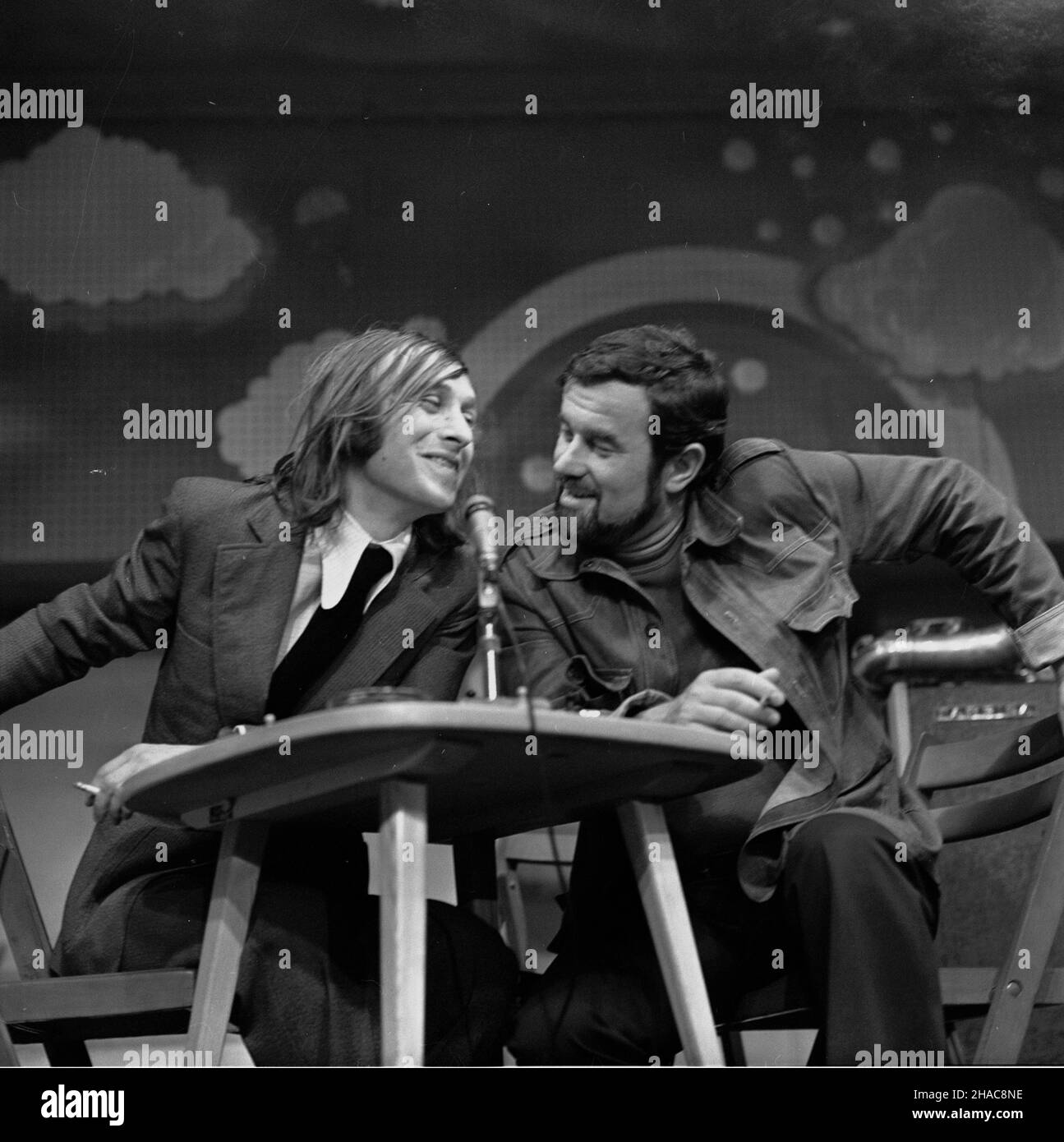 Warszawa, 1974. Jonasz Kofta oraz Jan Pietrzak podczas wystêpu Kabaretu