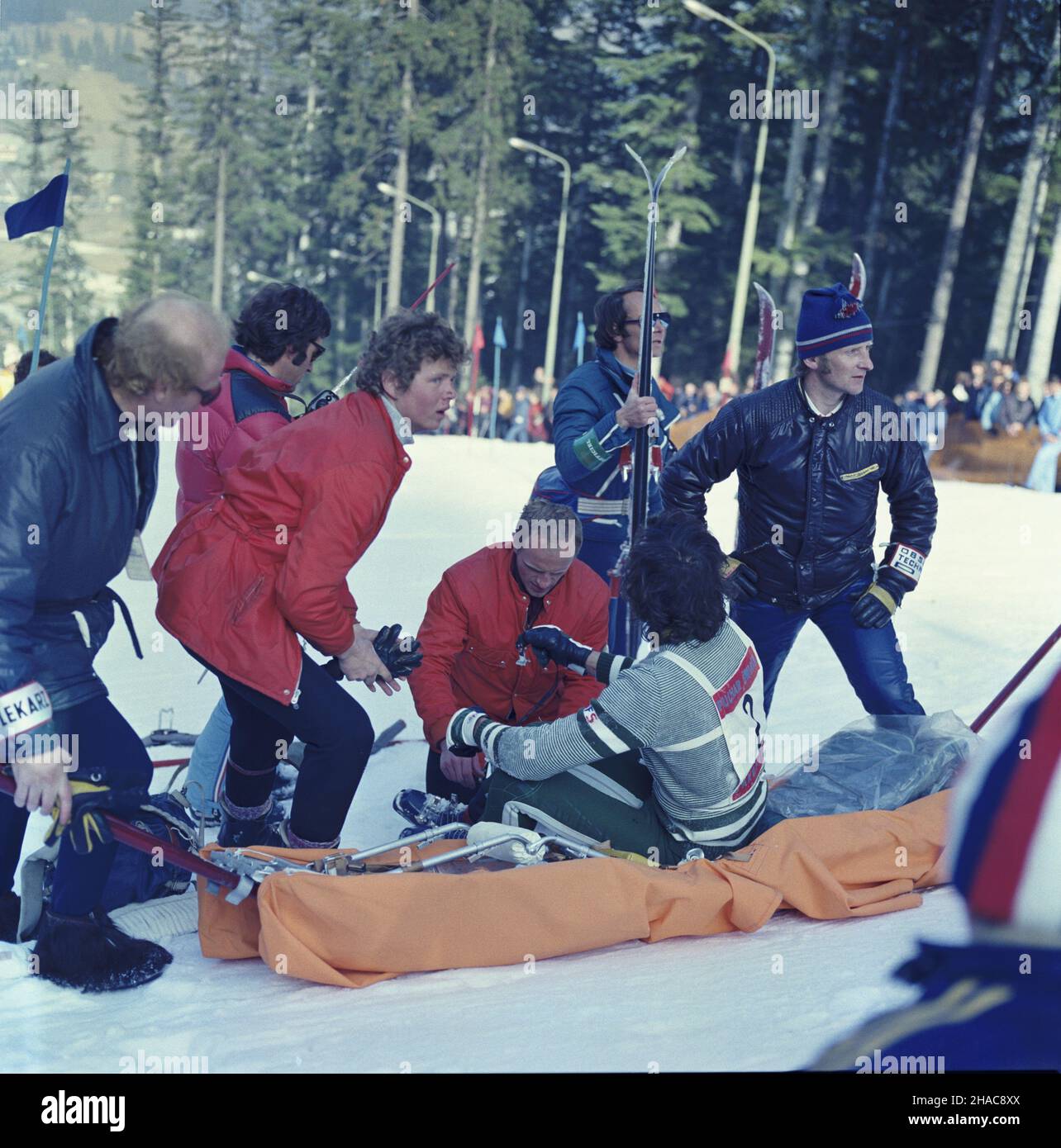 Zakopane 06.03.1974. 4 marca rozpocz¹³ siê XXIX Memoria³ Bronis³awa Czecha i Heleny Marusarzówny, g³ównym punktem zawodów jest zaliczany do punktacji Pucharu Œwiata mêski slalom specjalny na Nosalu. Nz. pomoc lekarska. mw PAP/Janusz Rosikoñ Zakopane 06 March 1974. The 29th Bronislaw Czech and Helena Marusarzowna Memorial Slalom started on March 4; men's slalom on Mount Nosal with results included on the World Cup scoring was the highlight of the compention. Pictured: medical assistance. mw PAP/Janusz Rosikon Stock Photo