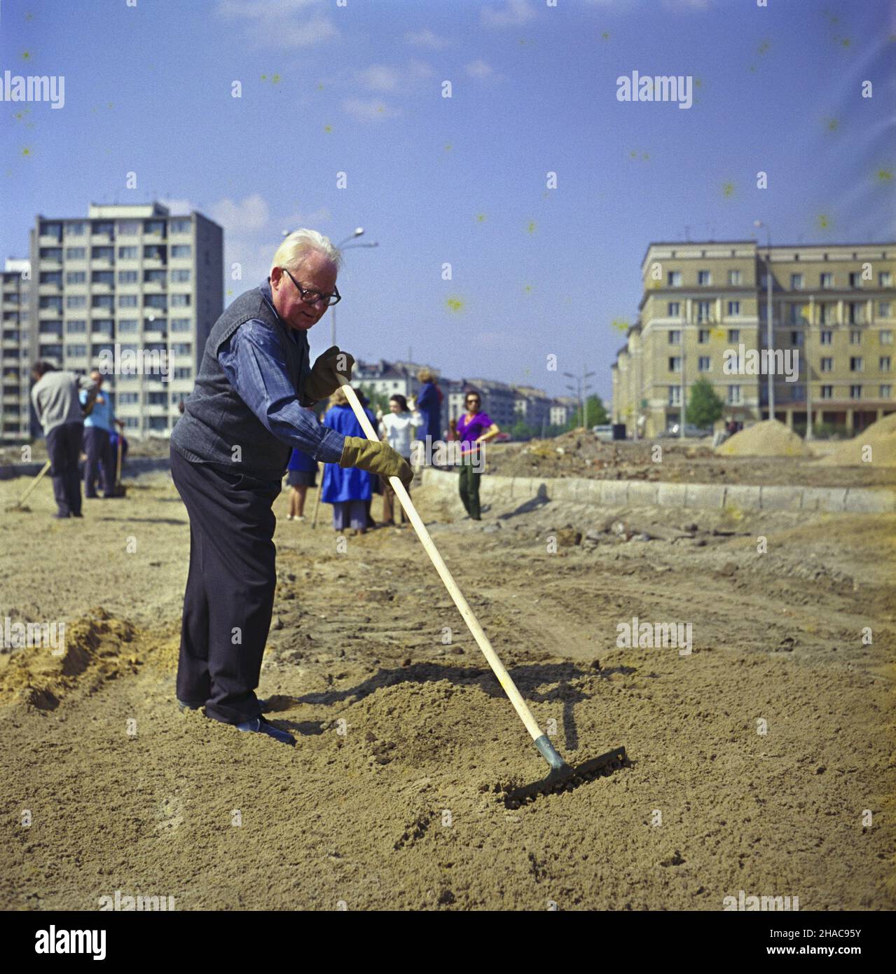 Warszawa 12.05.1974. Niedziela ogólnopartyjnego czynu spo³ecznego, w którym wziê³o udzia³ ponad 2 mln cz³onków i kandydatów do Polskiej Zjednoczonej Partii Robotniczej. Prace w stolicy w rejonie Wis³ostrady. Nz. przewodnicz¹cy Rady Pañstwa Henryk Jab³oñski. uu  PAP/Jan Morek         Warsaw 12 May 1974. The National Party Action Sunday. Participating were more than 2 million activists of and candidates to the Polish United Worker Party (PUWP). Work in Warsaw in the region of Wislostrada route. Pictured: chairman of the State Council Henryk Jablonski.   uu  PAP/Janusz Rosikon Stock Photo