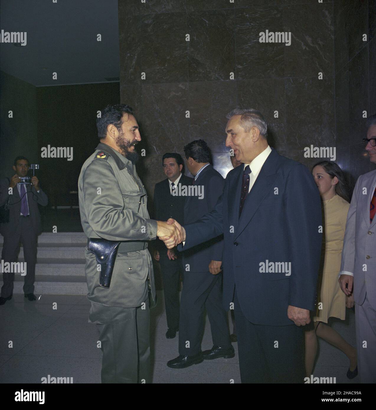 Kuba Hawana 13.01.1975. Wizyta I sekretarza KC PZPR Edwarda Gierka na Kubie. Nz. m.in. prezydent i premier Republiki Kuby Fidel Castro (w mundurze), Edward Gierek (P). uu  PAP/Jan Morek       Cuba Havana 13 January 1975. 1st secretary of the Central Committee of the Polish United Workers' Party (KC PZPR) Edward Gierek on a visit to Cuba. Pictured: Cuban President and prime Minister Fidel Castro (uniform) and Edward Gierek (right).   uu  PAP/Jan Morek Stock Photo