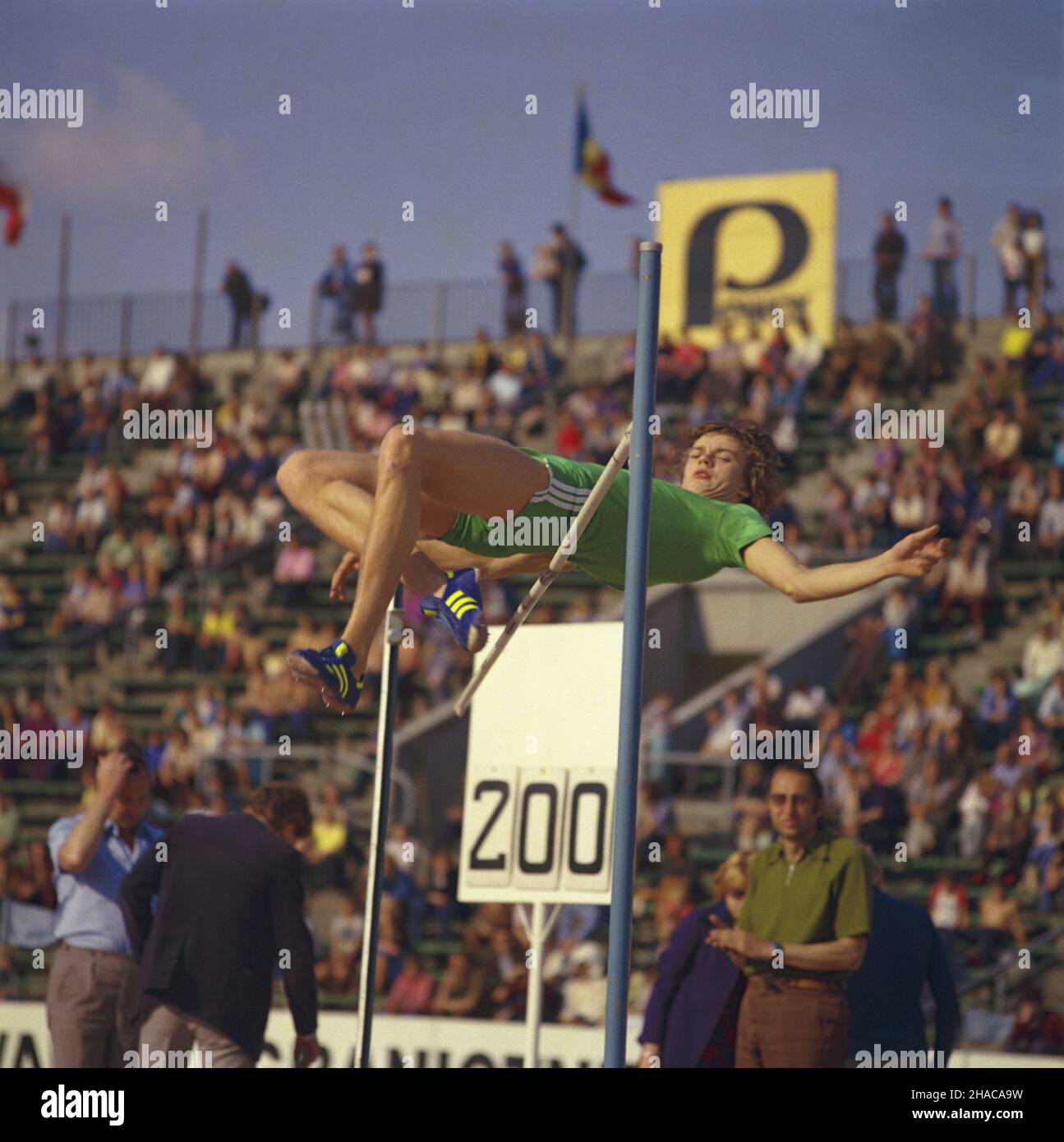 Warszawa 06.1977. Miêdzynarodowy Mityng Lekkoatletyczny na Stadionie Skry. Nz. skoczek wzwy¿ Jacek Wszo³a. wb PAP/Jan Morek Dok³adny dzieñ wydarzenia nieustalony. Warsaw, June 1977. The International Athletics Meeting at the Skra Stadium. Pictured: high jumper Jacek Wszola. wb PAP/Jan Morek Event day unknown Stock Photo