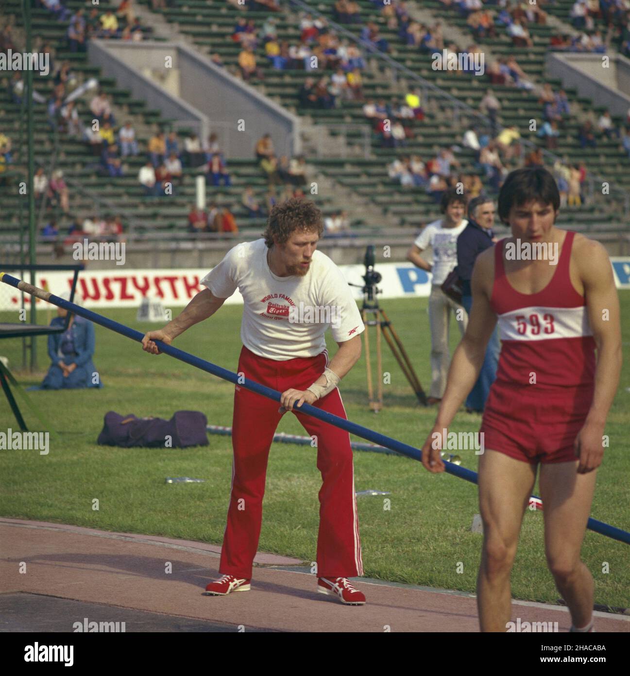 Warszawa 06.1977. Miêdzynarodowy Mityng Lekkoatletyczny na Stadionie Skry. Nz. m.in. skoczek o tyczce W³adys³aw Kozakiewicz (C). wb PAP/Jan Morek Dok³adny dzieñ wydarzenia nieustalony. Warsaw, June 1977. The International Athletics Meeting at the Skra Stadium. Pictured among others: pole jumper Wladyslaw Kozakiewicz. wb PAP/Jan Morek Event day unknown Stock Photo