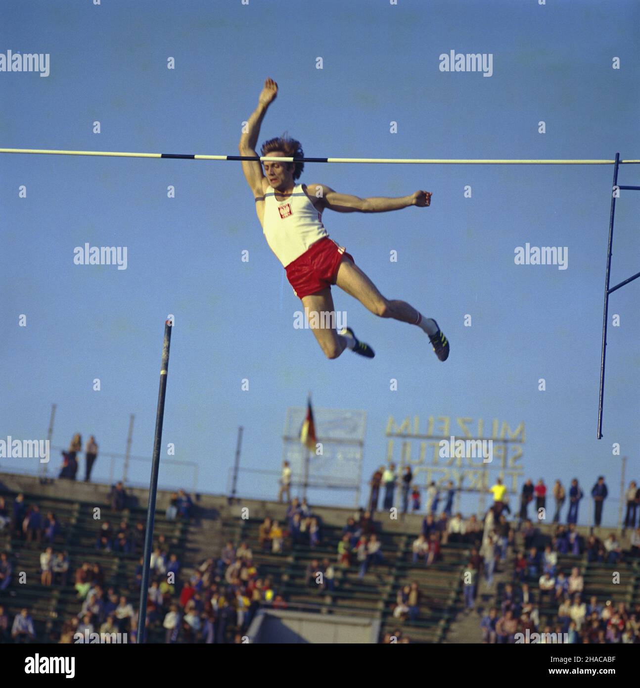 Warszawa 06.1977. Miêdzynarodowy Mityng Lekkoatletyczny na Stadionie Skry. Nz. skoczek o tyczce Wojciech Buciarski. wb PAP/Jan Morek Dok³adny dzieñ wydarzenia nieustalony. Warsaw, June 1977. The International Athletics Meeting at the Skra Stadium. Pictured: pole jumper Wojciech Buciarski. wb PAP/Jan Morek Event day unknown Stock Photo
