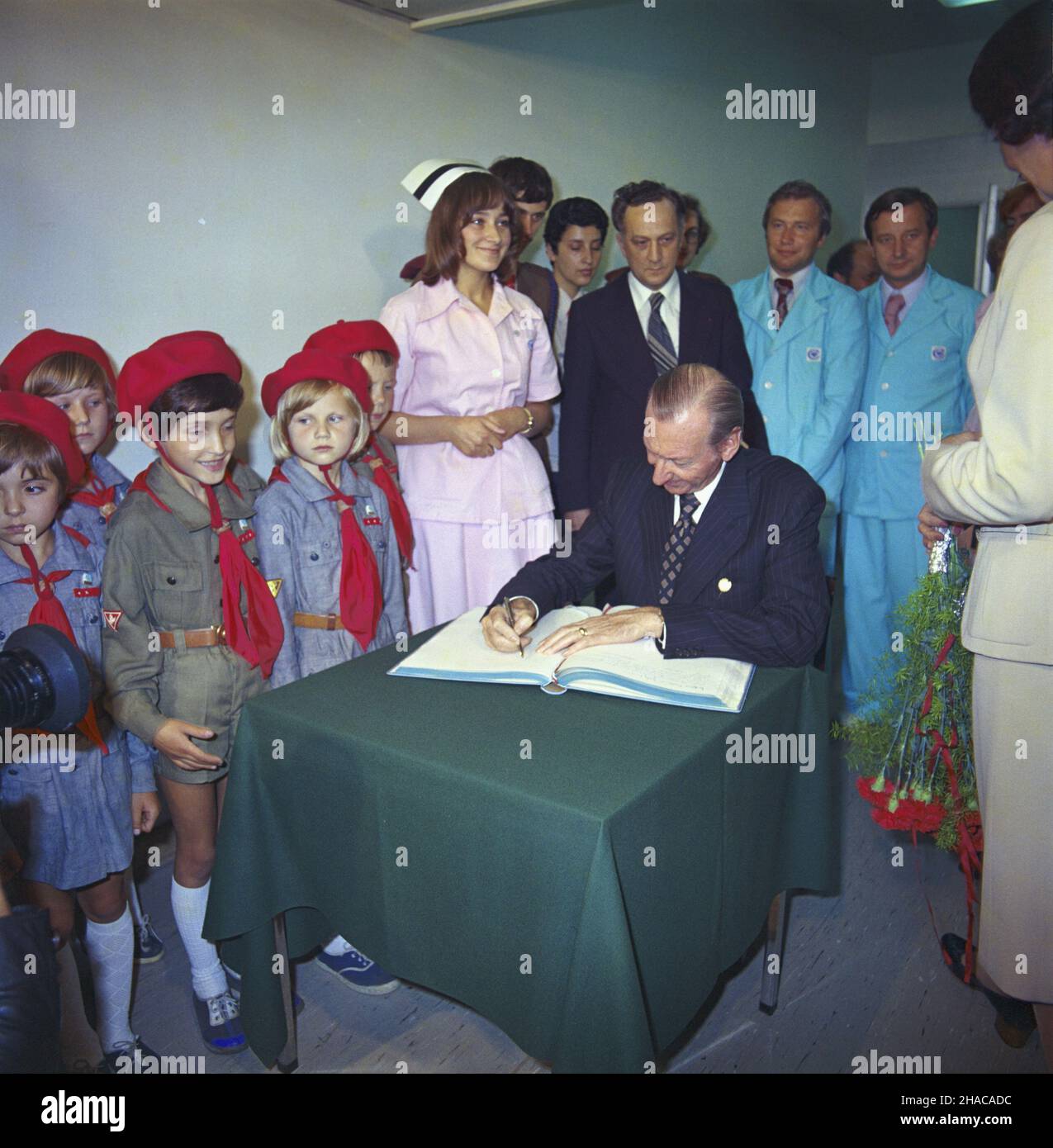 Warszawa 07.1977. Wizyta sekretarza generalnego Organizacji Narodów Zjednoczonych Kurta Waldheima w Polsce (10-13.07.1977). Zwiedzanie Instytutu – Pomnika Centrum Zdrowia Dziecka (CZD) w Miêdzylesiu. Nz. sekretarz ONZ wpisuje siê do ksiêgi pami¹tkowej. wb  PAP/Leszek £o¿yñski    Dok³adny dzieñ wydarzenia nieustalony.         Warsaw, July 1977. Secretary General of the United Nations Kurt Waldheim pays a visit to Poland (10-13 July 1977). A visit to the Children's Memorial Health Centre in Miedzylesie. Pictured: the UN Secretary General signs a visitors' book.  wb  PAP/Leszek Lozynski    Event Stock Photo