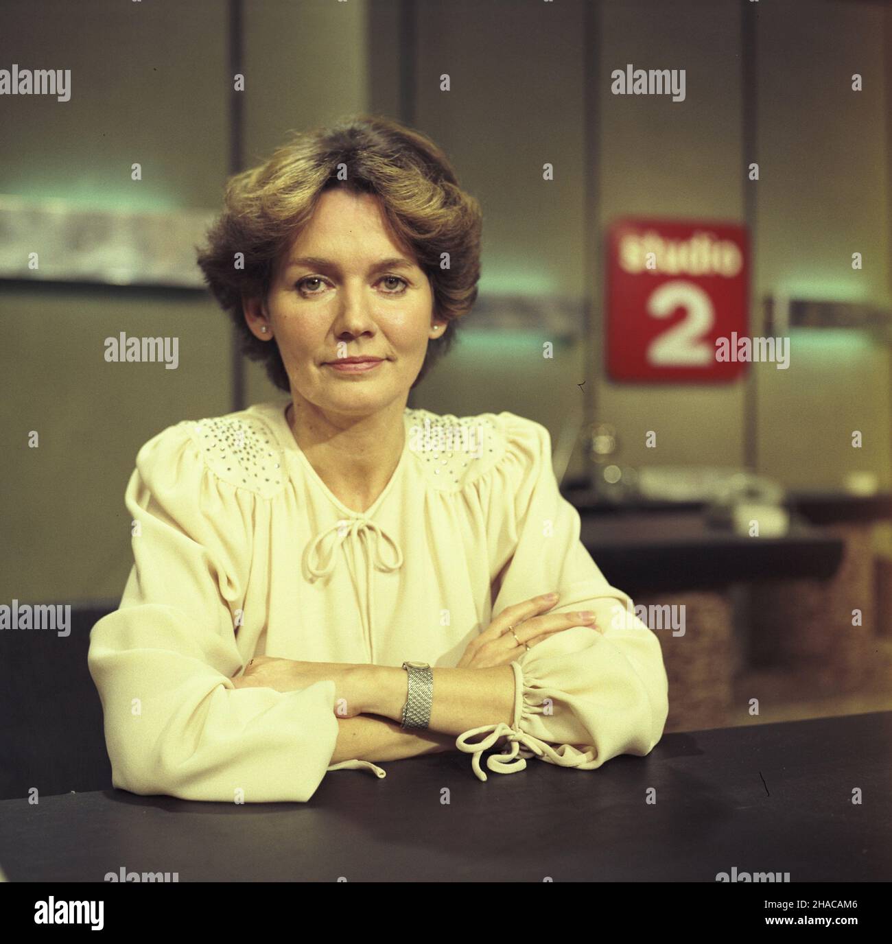Warszawa 12.1977. Nagranie audycji Telewizji Polskiej Studio 2, cyklicznego bloku programowego nadawanego w wolne soboty na programie 2. Nz. spikerka Bo¿ena Walter. js  PAP/Woody Ochnio    Dok³adny dzieñ wydarzenia nieustalony.   *** Local Caption *** Warsaw, December 1977. Recording the Studio 2 Polish TV programme bloc aired on Channel 2 on Saturdays. Pictured: announcer Bozena Walter.  js  PAP/Woody Ochnio    Event day unknown Stock Photo