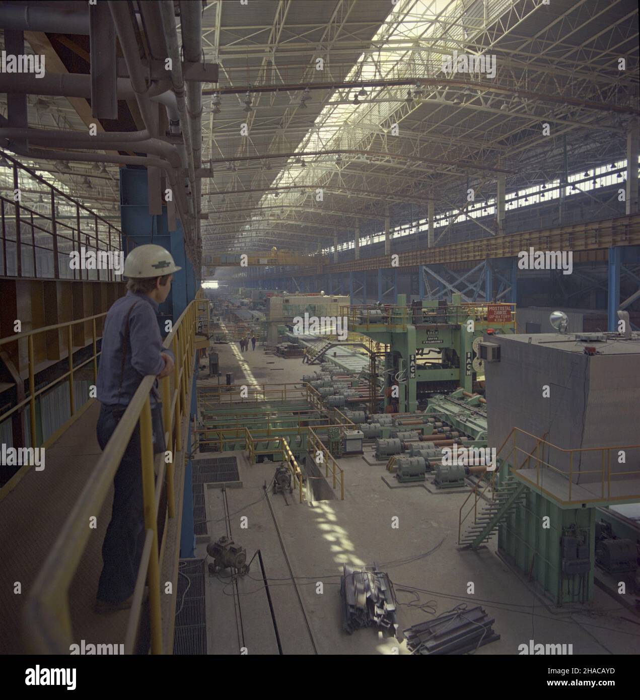 D¹browa Górnicza 06.1978. Huta Katowice. Nz. wnêtrze hali produkcyjnej. js  PAP/Leszek £o¿yñski    Dok³adny dzieñ wydarzenia nieustalony.         Dabrowa Gornicza, June 1978. The Katowice ironworks. Pictured: a shop floor.  js  PAP/Leszek Lozynski    Event day unknown Stock Photo