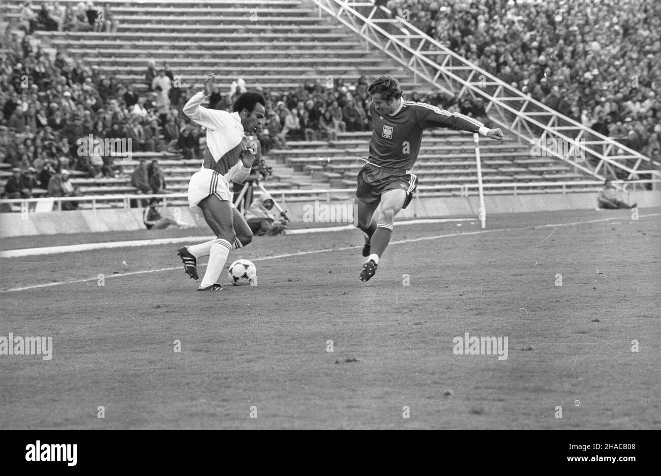 Argentyna Mendoza 18.06.1978. XI Mistrzostwa Œwiata w Pi³ce No¿nej (1.06-25.06.1978 r.). Mecz Polska - Peru (1:0) na Estadio Ciudad de Mendoza. Nz. m.in. obroñca (Polska) Henryk Maculewicz (P). gr  PAP/Zbigniew Matuszewski         Mendoza, Argentina, 18 June 1978. Polish defender Henryk Maculewicz (R) in action during Poland against Peru match at the 1978 FIFA World Cup at the Estadio Ciudad de Mendoza Stadium in Mendoza. Poland won 1:0. PAP/ZBIGNIEW MATUSZEWSKI Stock Photo