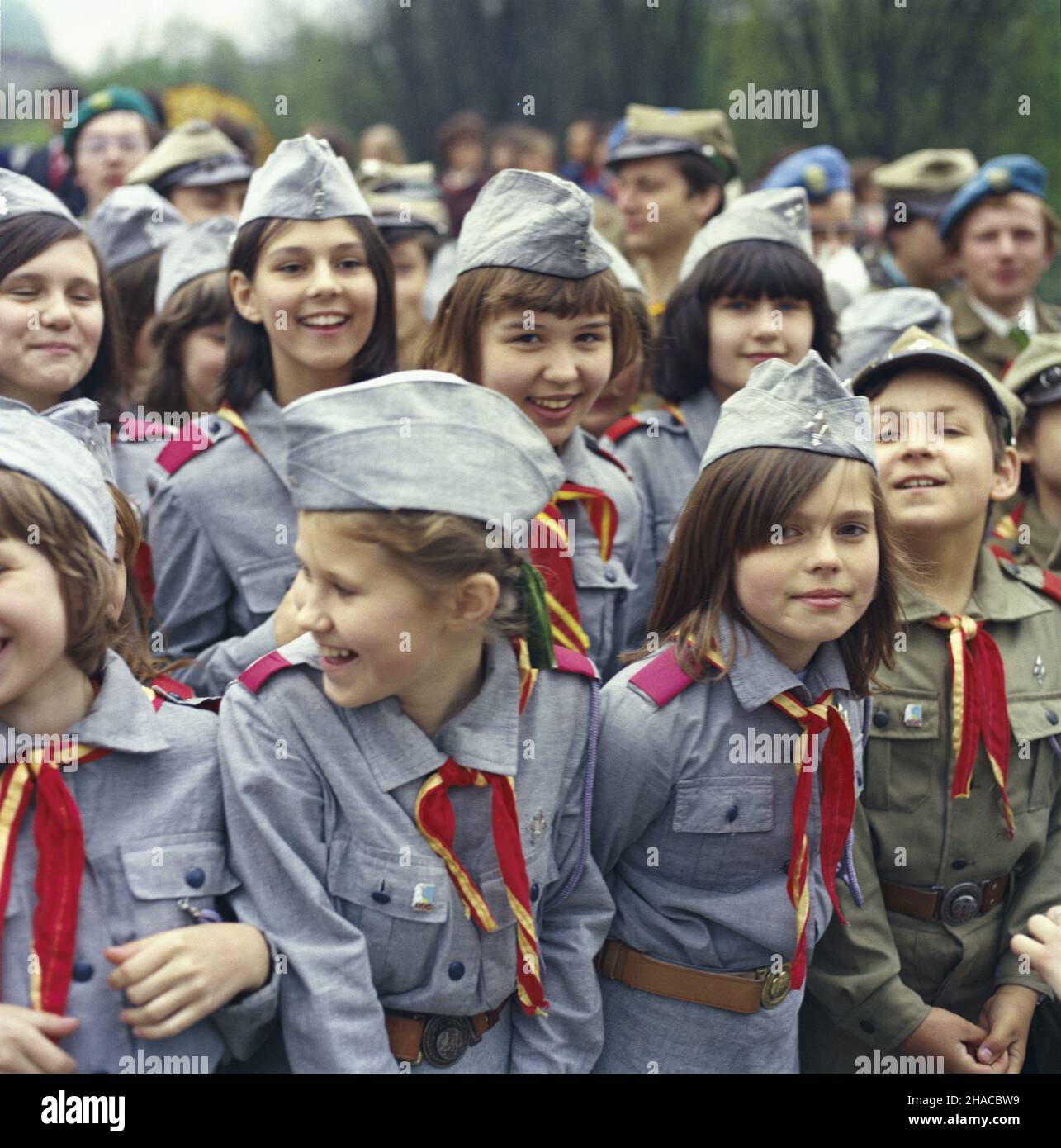 Warszawa 09.05.1979. Dzieñ Zwyciêstwa - œwiêto pañstwowe obchodzone z okazji zakoñczenia II wojny œwiatowej. Obchody œwiêta na placu Zwyciêstwa. Nz. harcerze na uroczystoœci odprawy wart przy Grobie Nieznanego ¯o³nierza.   mta   PAP/Jan Morek         Warsaw 09 May 1979. The Victory Day - national holiday clebrated in connection with the end of World War II. Ceremonies at Zamkowy Square. Pictured: scouts at the gala changing of guards at the Tomb of the Unknown Soldier.  mta   PAP/Jan Morek Stock Photo