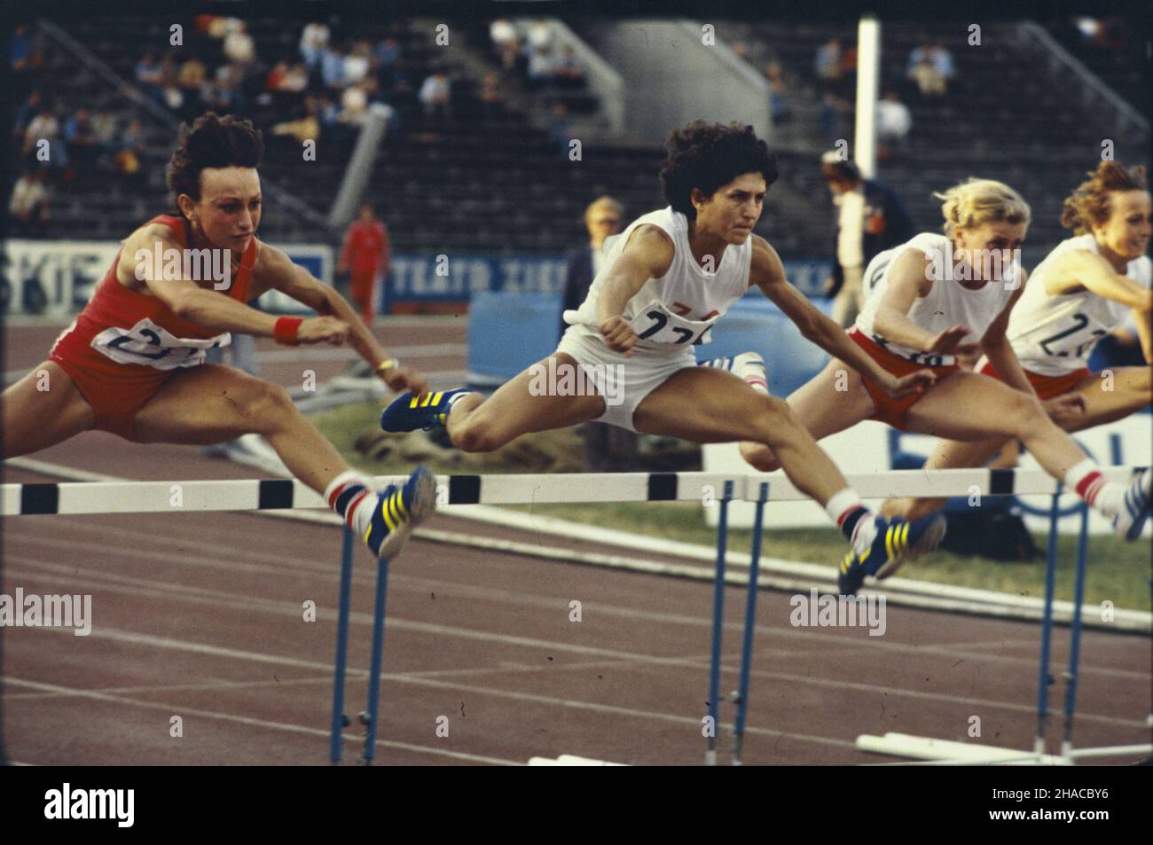 Warszawa 06.1979. Bieg na 100 metrów przez p³otki kobiet podczas zawodów lekkoatletycznych Miêdzynarodowego Memoria³u Janusza Kusociñskiego na stadionie Skry. Nz. m.in.: Zofia Bielczyk (1L), Gra¿yna Rabsztyn (2L).  mta  PAP/Jan Morek    Dok³adny dzieñ wydarzenia nieustalony.         Warsaw, June 1979. Women's 100 metre hurdle race during the Janusz Kusocinski Memorial Track Events at the Skra stadium. Pictured among others: Zofia Bielczyk (1L), Grazyna Rabsztyn (2L).   mta  PAP/Jan Morek    Event day unknown Stock Photo