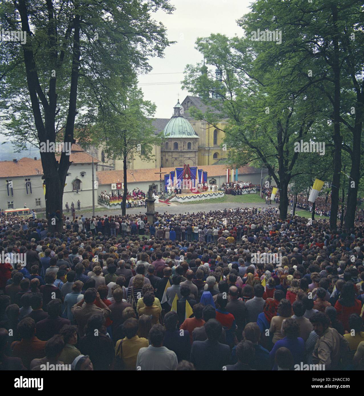 Kalwaria Zebrzydowska 07.06.1979. Pierwsza pielgrzymka Jana Paw³a II do Polski. Papieska podró¿ apostolska do ojczyzny w dniach 2-10 czerwca 1979 roku przebiega³a pod has³em Gaude Mater Polonia. Ojciec Œwiêty w sanktuarium pasyjno-maryjnym Ojców Bernardynów w Kalwarii Zebrzydowskiej. mta  PAP/Bogdan Ró¿yc Stock Photo