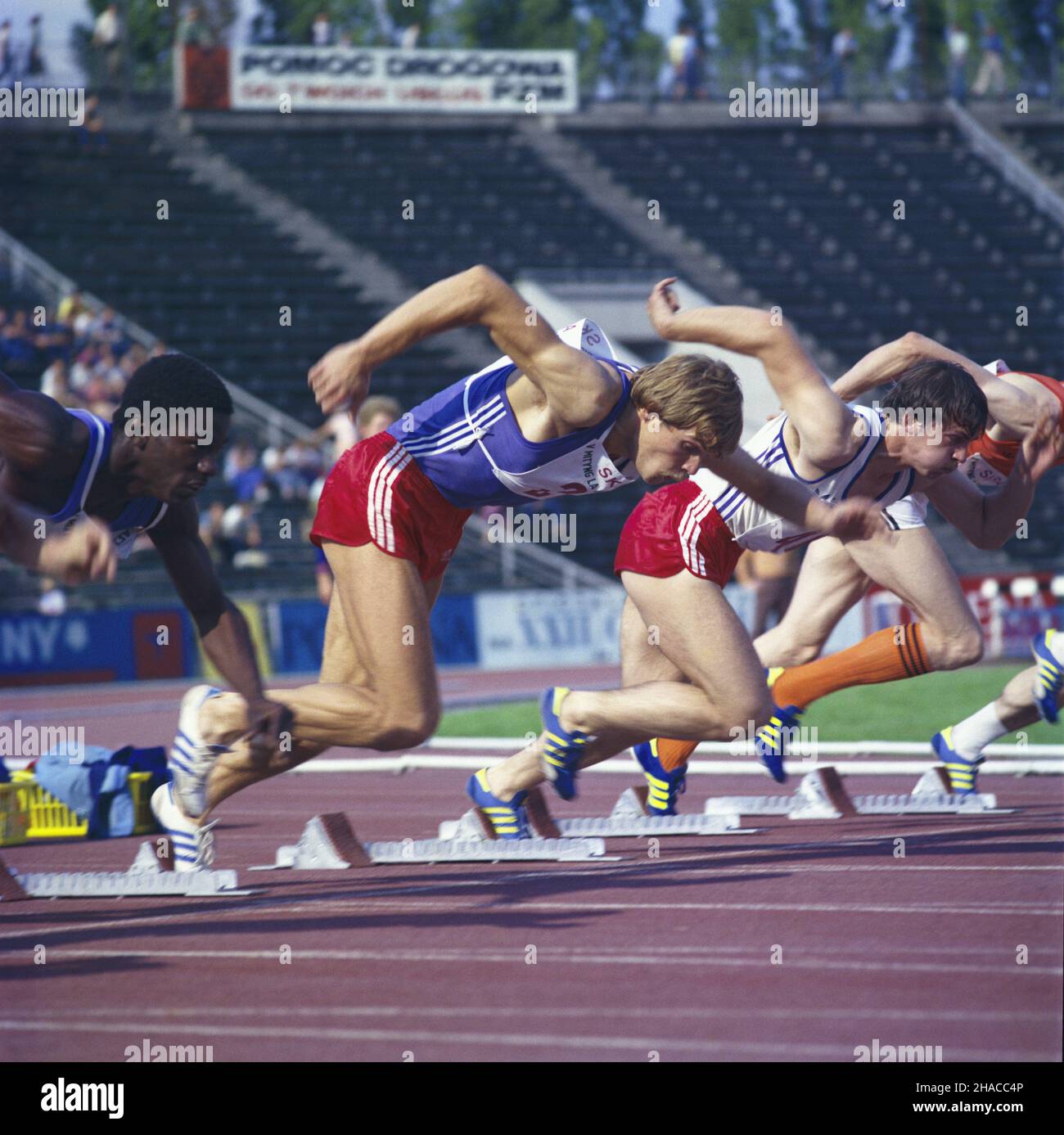 Warszawa 07.1979. V Mityng Lekkoatletyczny Jerzego Micha³owicza na stadionie Skry. Nz. m.in. Marian Woronin (2L) - polski lekkoatleta - sprinter. mta PAP/Leszek £o¿yñski Dok³adny dzieñ wydarzenia nieustalony. Warsaw, July 1979. The Jerzy Michalowicz 5th Field and Track Meeting at the Skra stadium. Pictured among others: Marian Woronin (2L) - Poland's athlete, sprinter. mta PAP/Leszek Lozynski Stock Photo