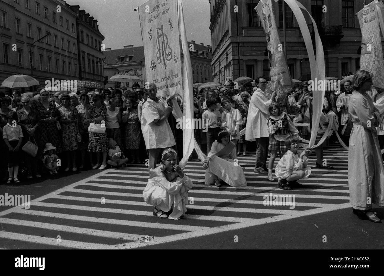 Warszawa, 1979-06-14. Procesja Bo¿ego Cia³a na Krakowskim Przedmieœciu. ad/gr  PAP/Maciej K³oœ    Warsaw, June 14, 1979. The Corpus Christi procession on Krakowskie Przedmiescie Street.  ad/gr  PAP/Maciej Klos Stock Photo