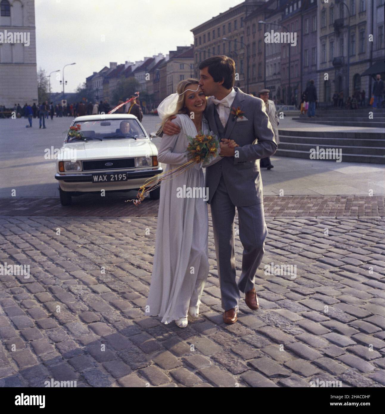 Warszawa 10.1980. M³oda para na placu Zamkowym (Lidia i Krzysztof Okniñscy).   msa  PAP/Wojciech Kryñski    Dok³adny dzieñ wydarzenia nieustalony.         Warsaw, October 1980. The young couple (Lidia and Krzysztof Okninski) in Zamkowy Square.    msa  PAP/Wojciech Krynski    Event day unknown Stock Photo